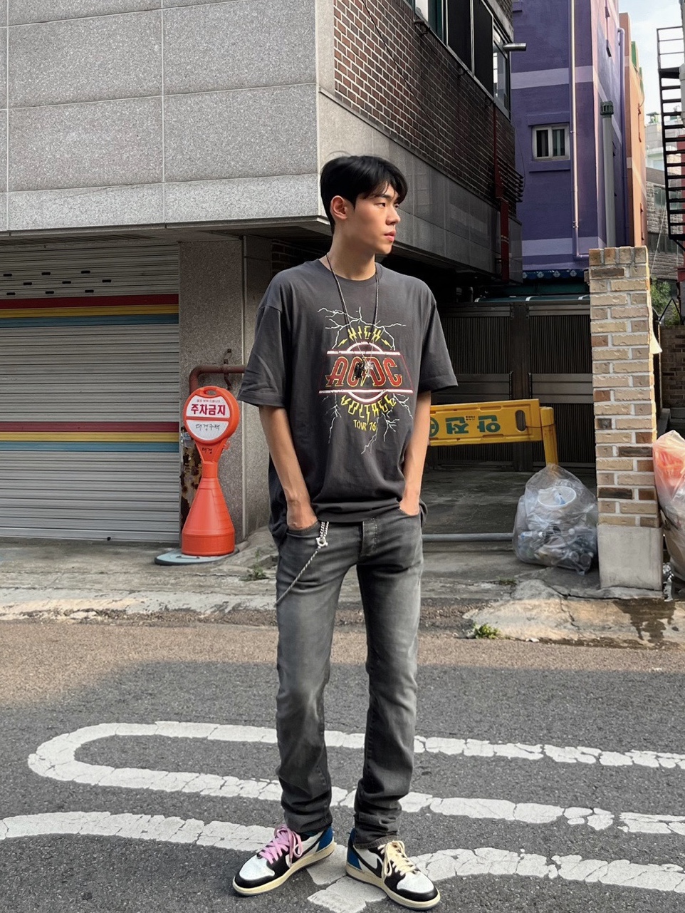 Undermycar Legion.03 Slim Fit Blue Stitch Washed Jeans Washed Gray, Jordan 1 x Travis Scott x Fragment Retro Low OG SP Military Blue 착용 스타일 - 1