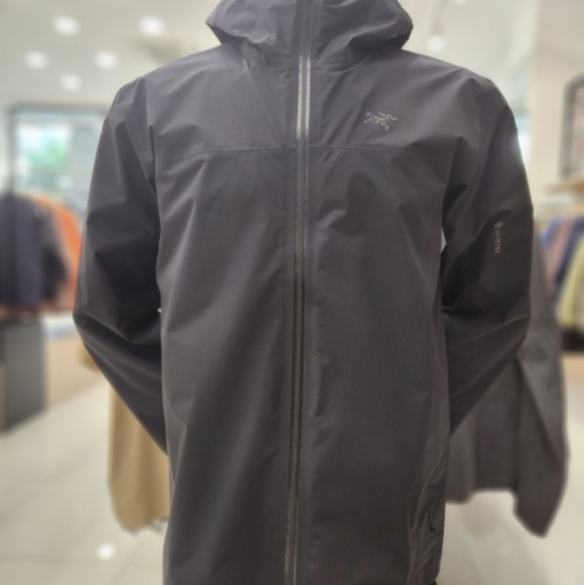 Arc'teryx Norvan LT Hoody Black 착용 스타일 - 2