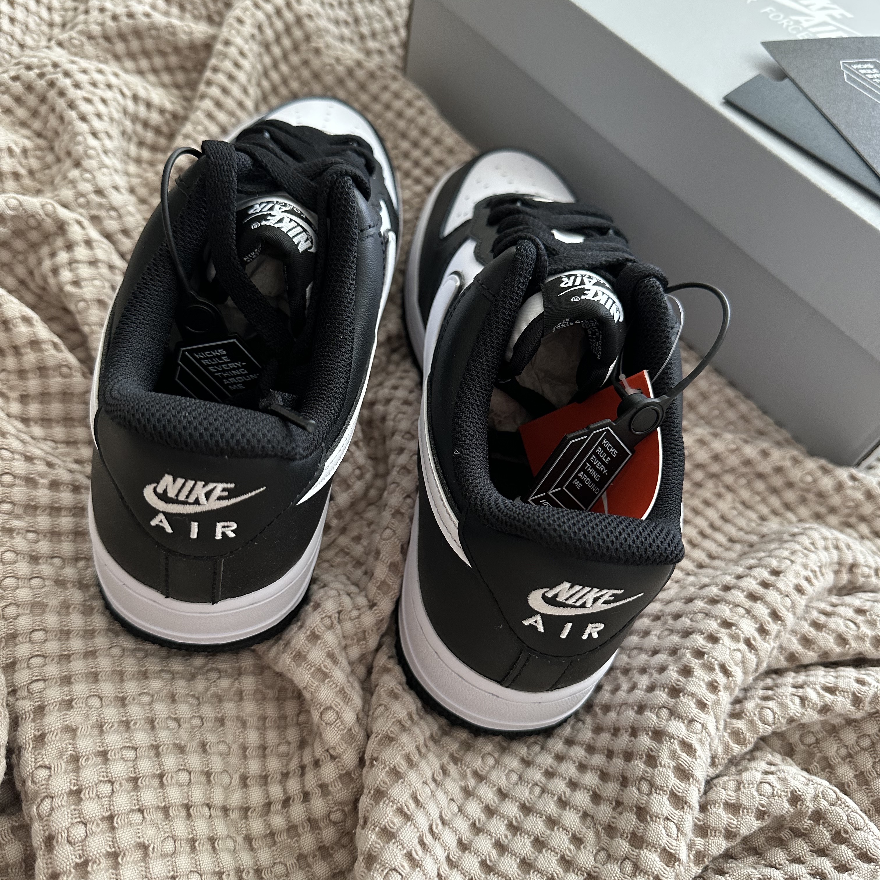 Nike Air Force 1 '07 Black White 착용 스타일 - 4