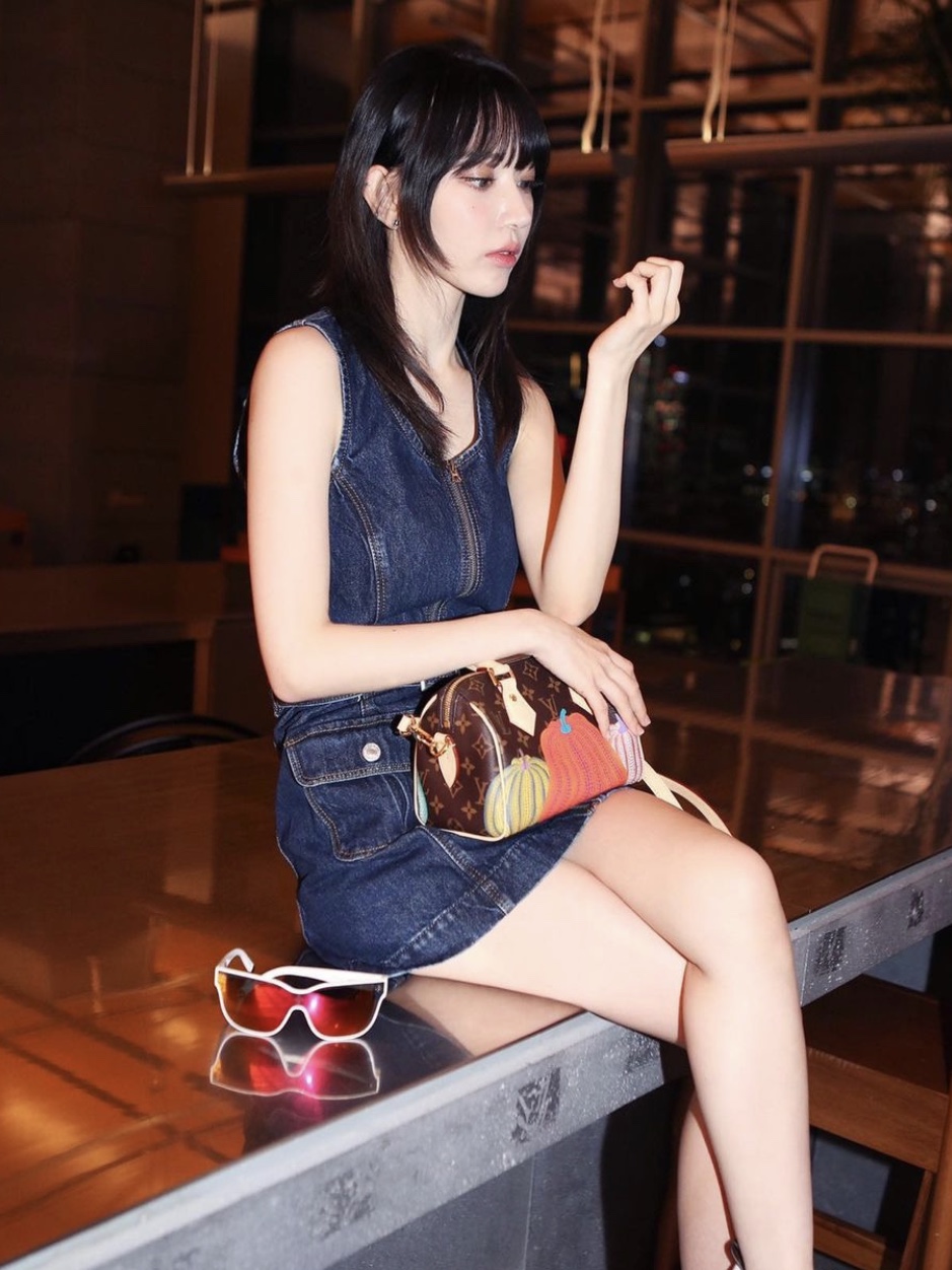 Louis Vuitton x YK Speedy Bandouliere 20 Monogram 착용 스타일 - 2