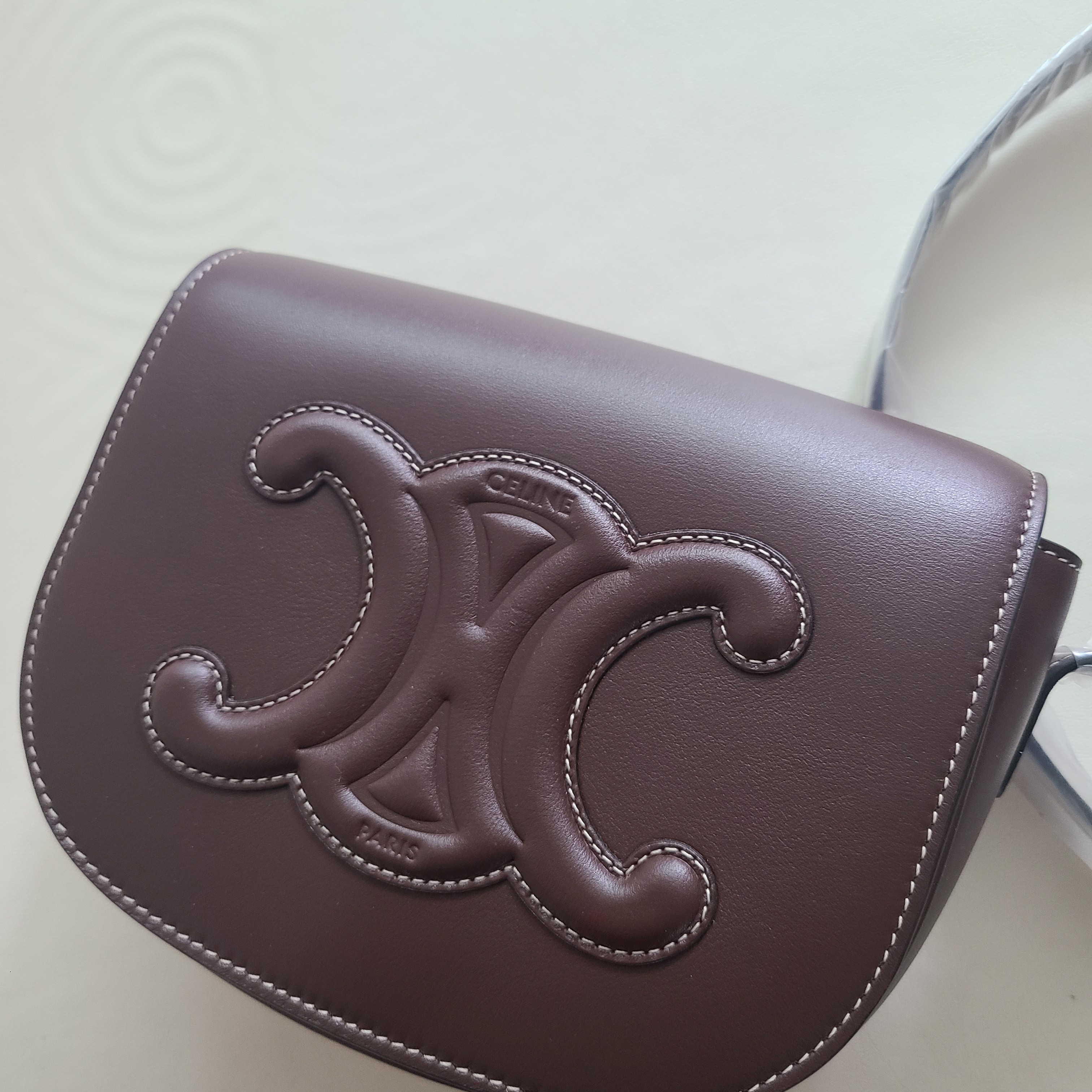 Celine Folco Cuir Triomphe in Smooth Calfskin Chestnut 착용 스타일