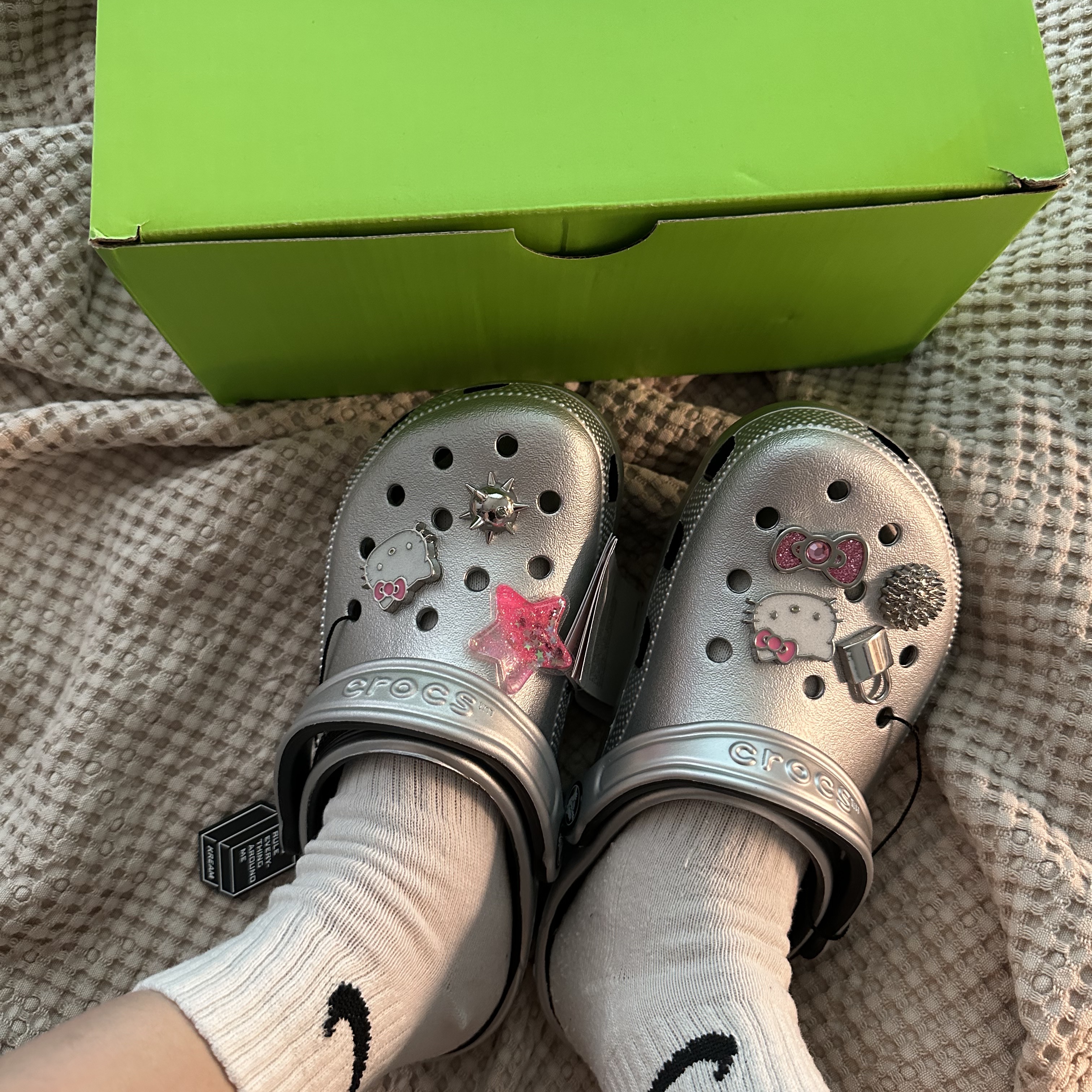 Crocs Classic Metallic Clog Silver 착용 스타일 - 4