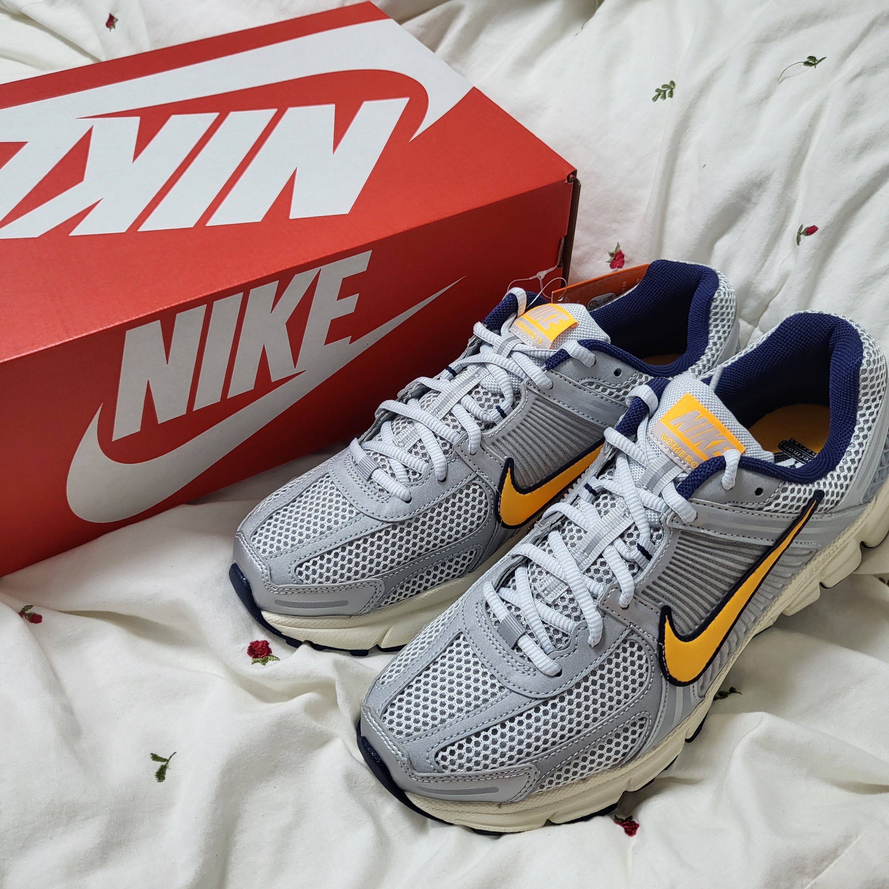 Nike Zoom Vomero 5 Pure Platinum and Laser Orange 착용 스타일 - 1