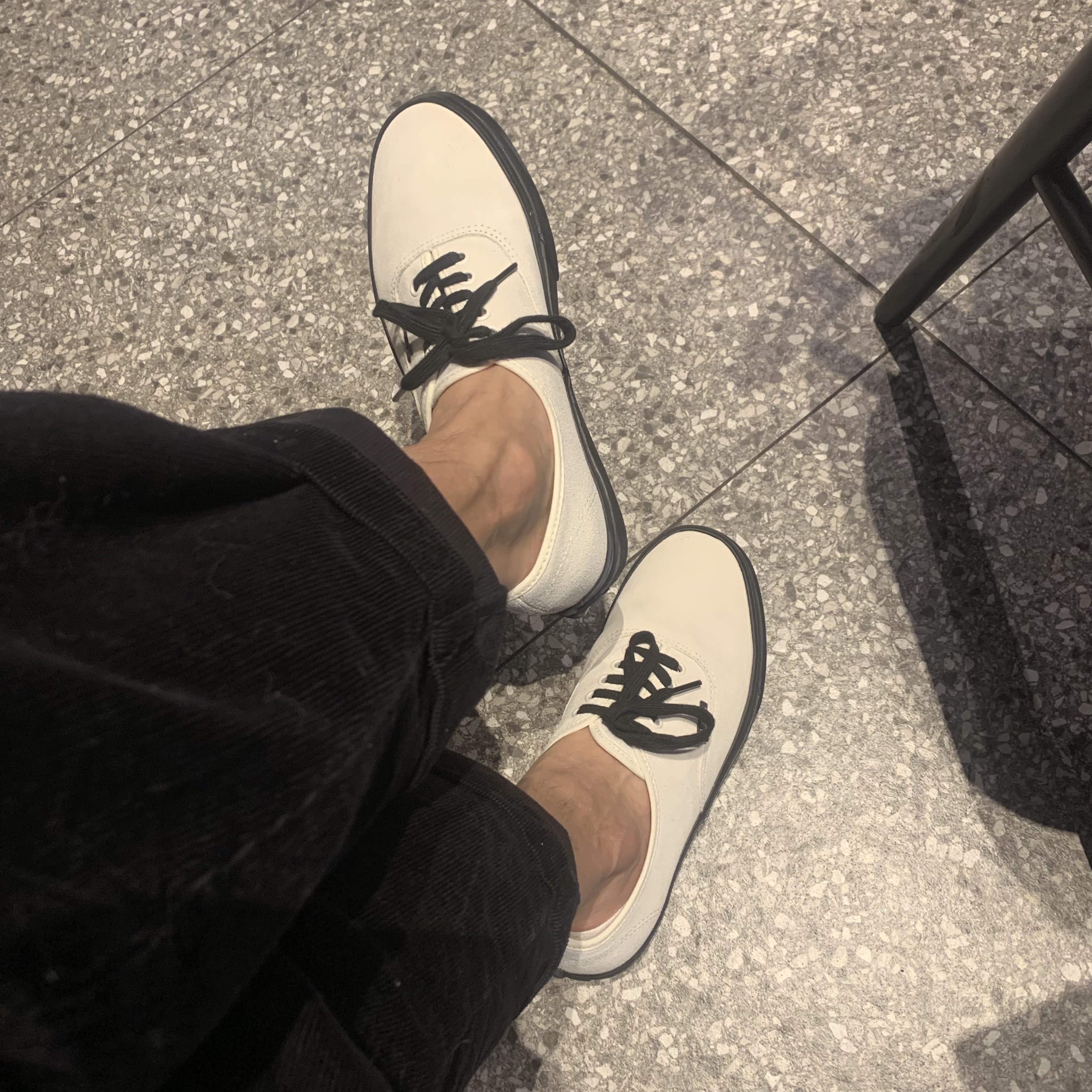 Vans Authentic Suede Marshmallow Black 착용 스타일