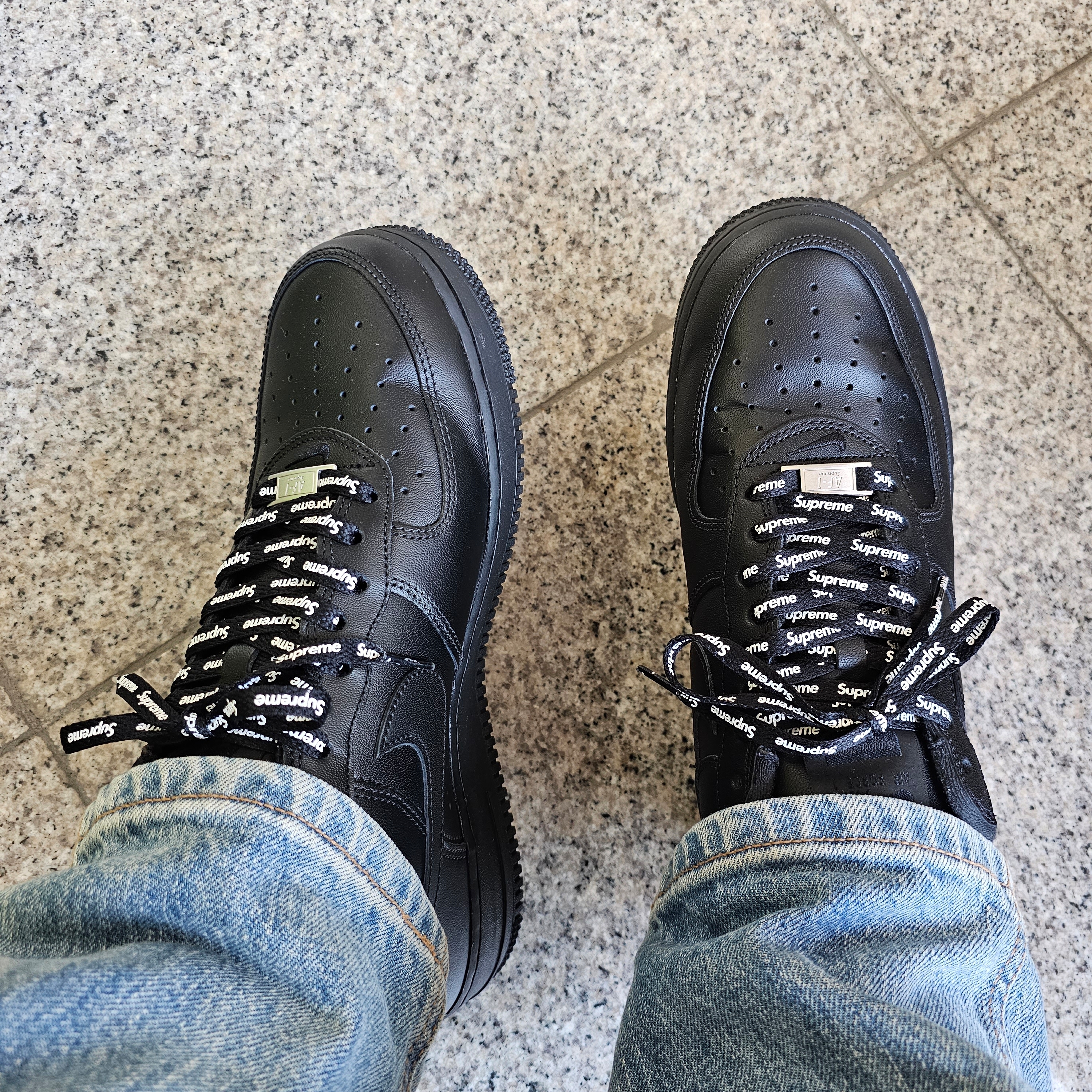 Nike x Supreme Air Force 1 Low Black 착용 스타일 - 2