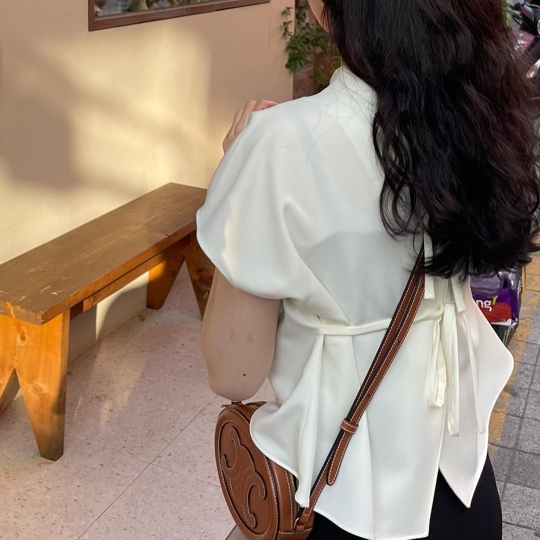 Celine Oval Bag Cuir Triomphe in Smooth Calfskin Tan 착용 스타일 - 2