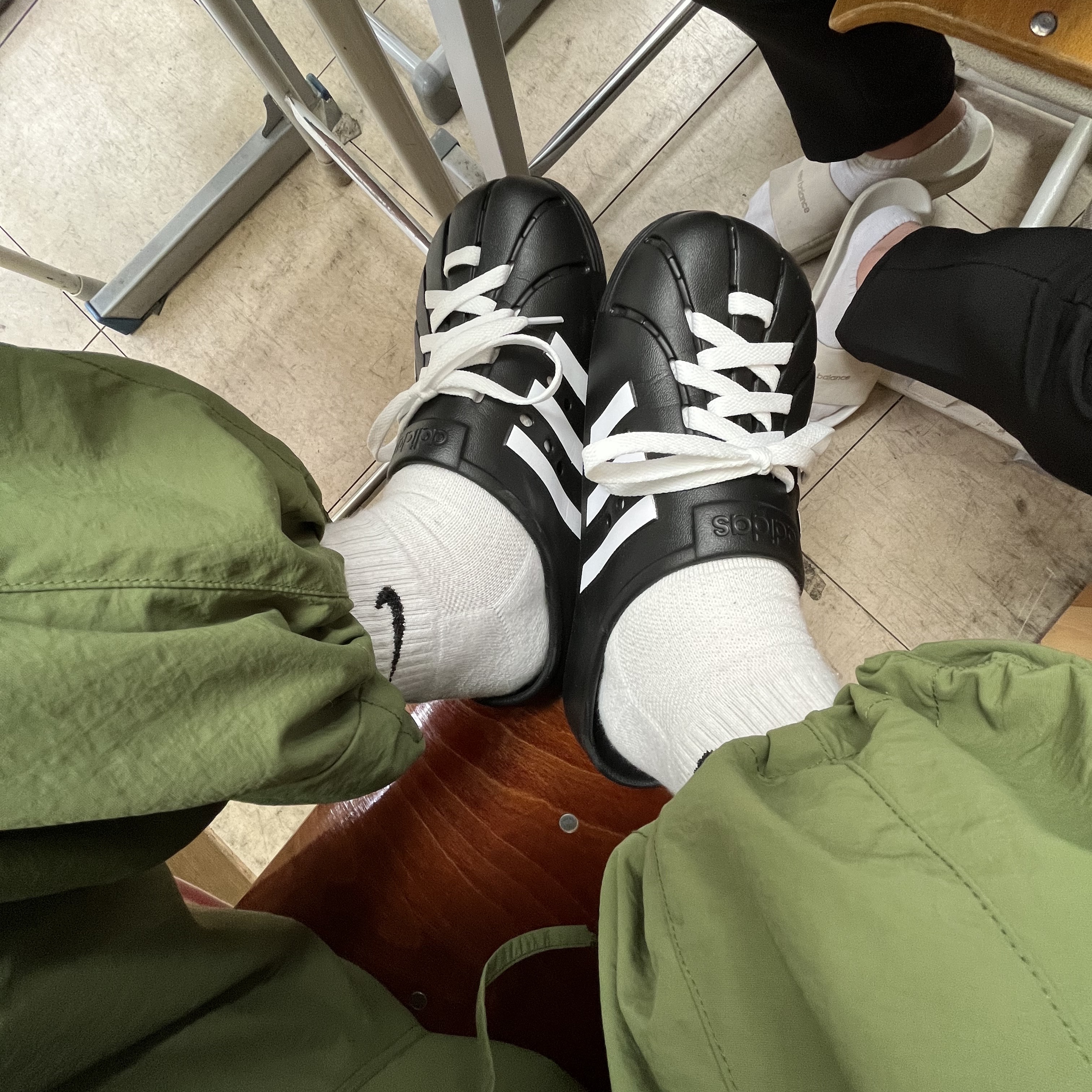 Adidas Adilette Clog Black White 착용 스타일 - 1