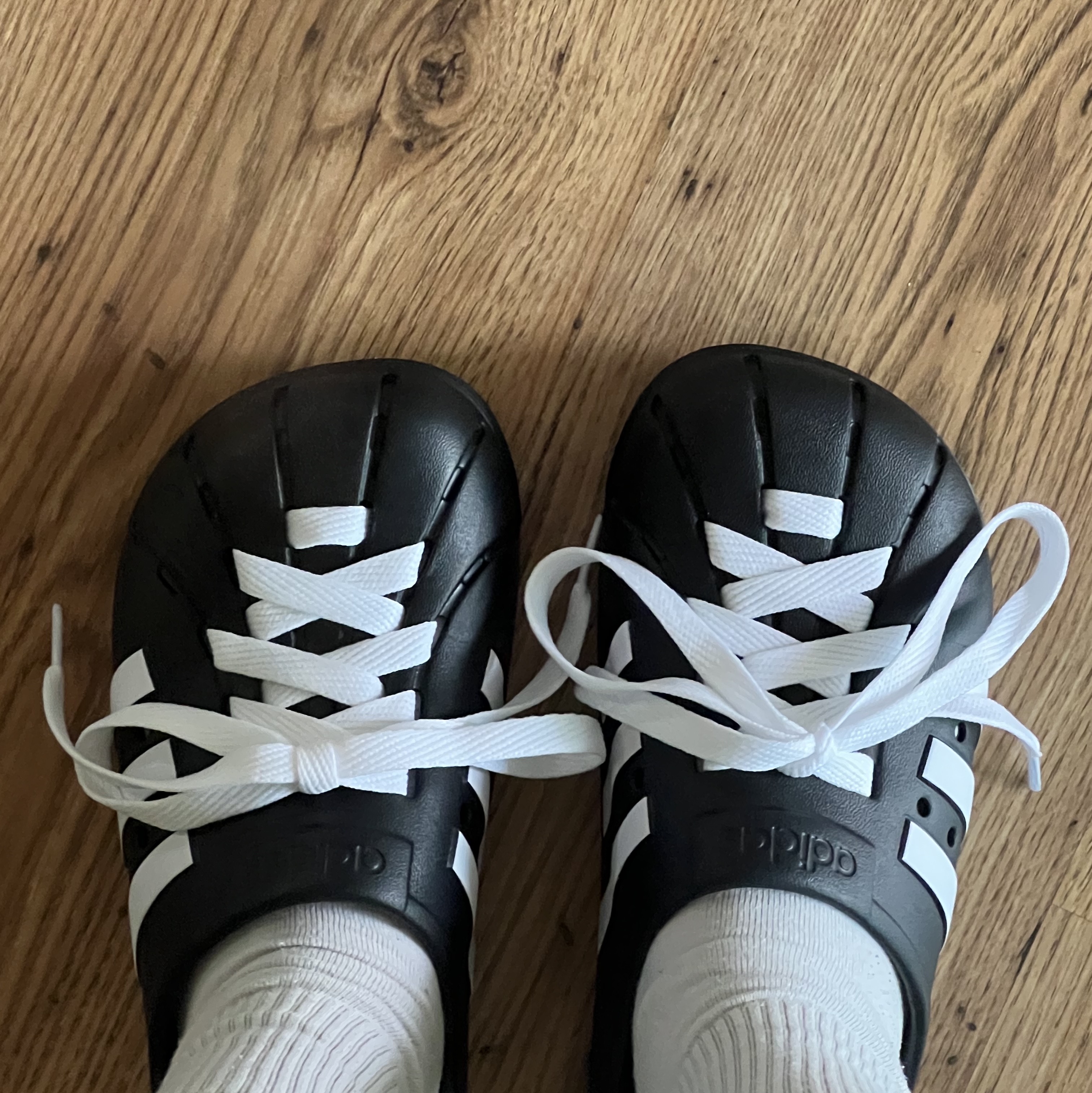 Adidas Adilette Clog Black White 착용 스타일 - 2