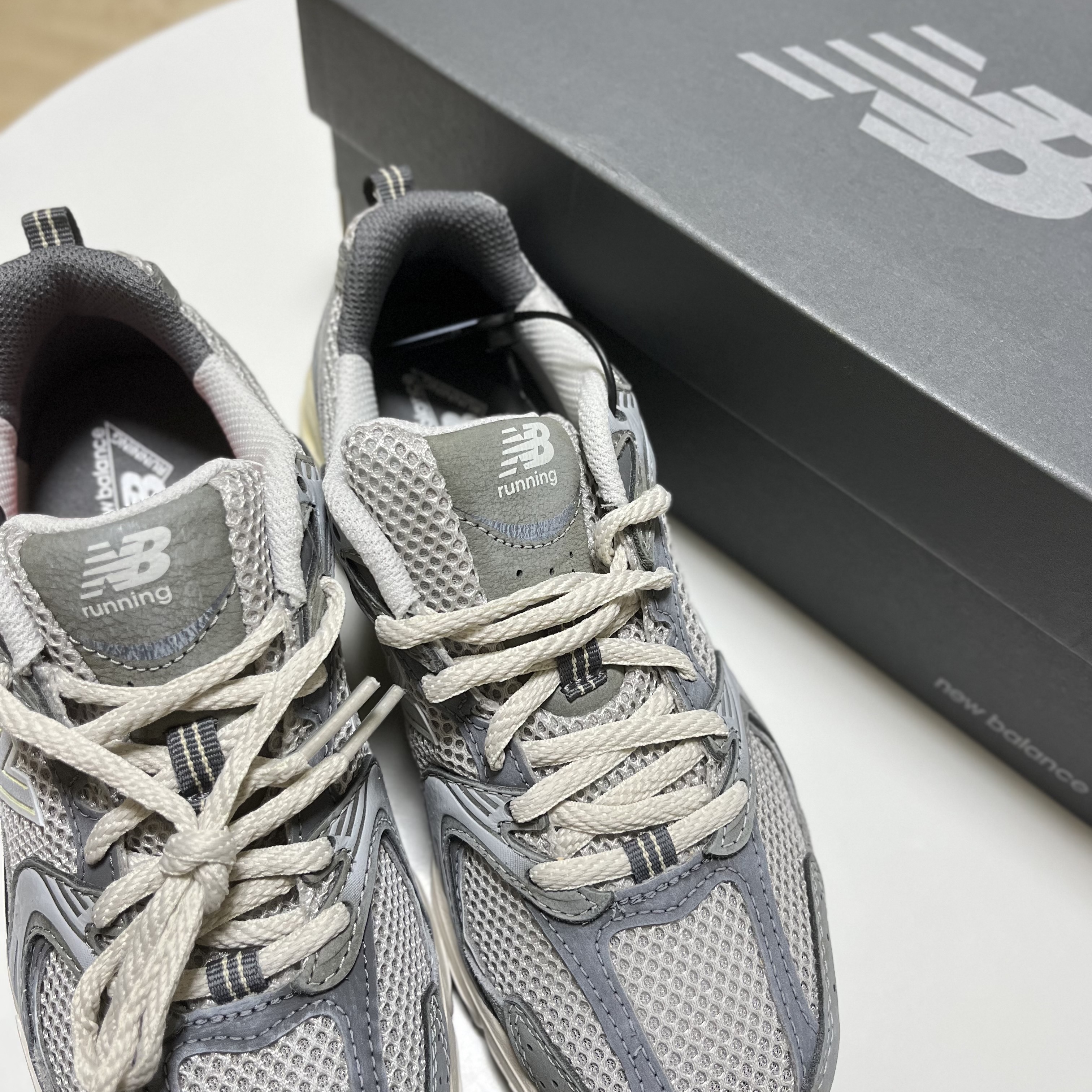 New Balance 530 Premium Vintage Grey Matter 착용 스타일 - 1