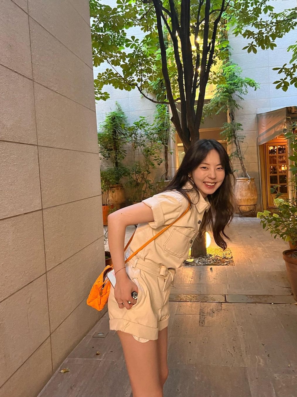 Bottega Veneta Mini Leather Loop Bag Tangerine 착용 스타일