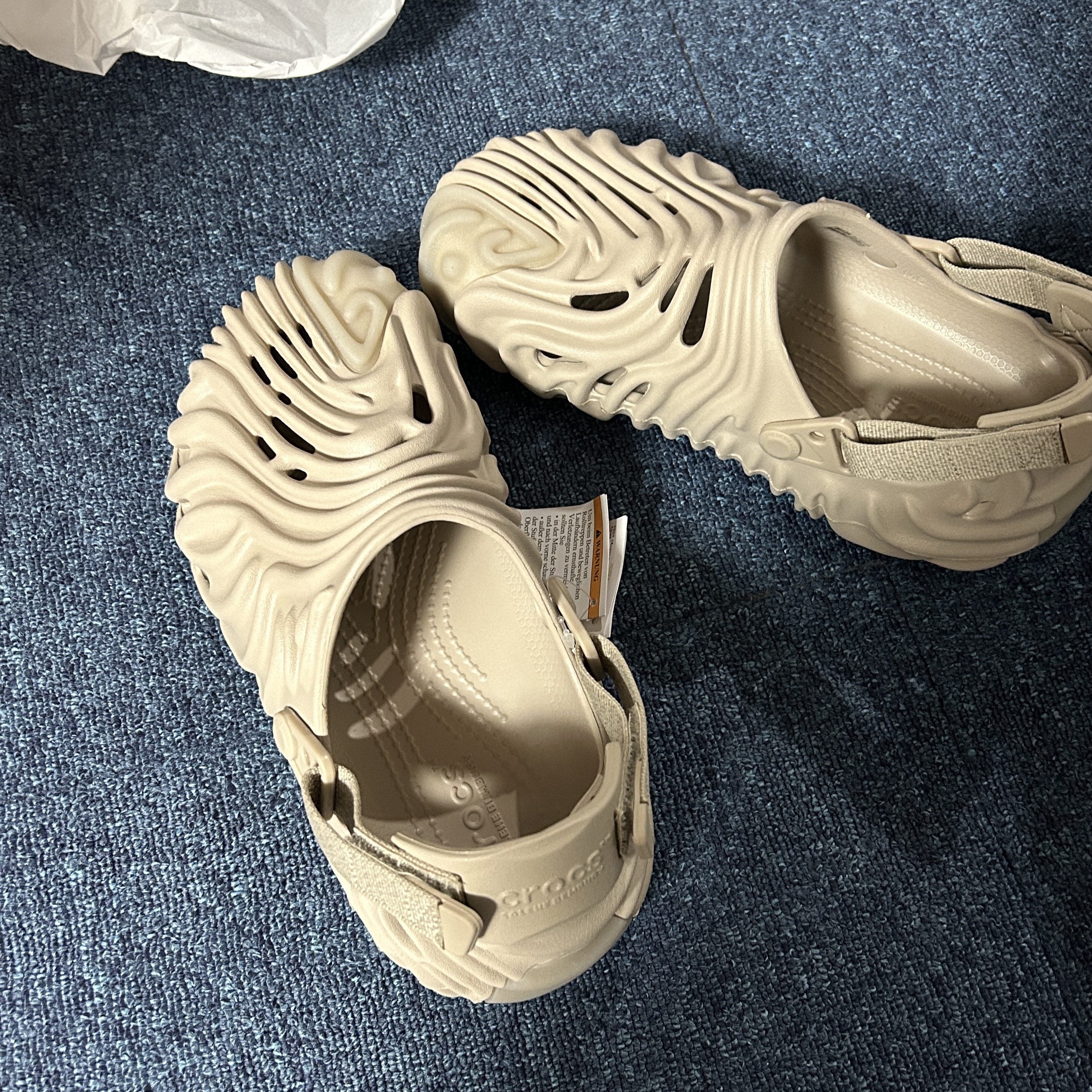 Crocs x Salehe Bembury Pollex Clog Horchata 착용 스타일 - 1