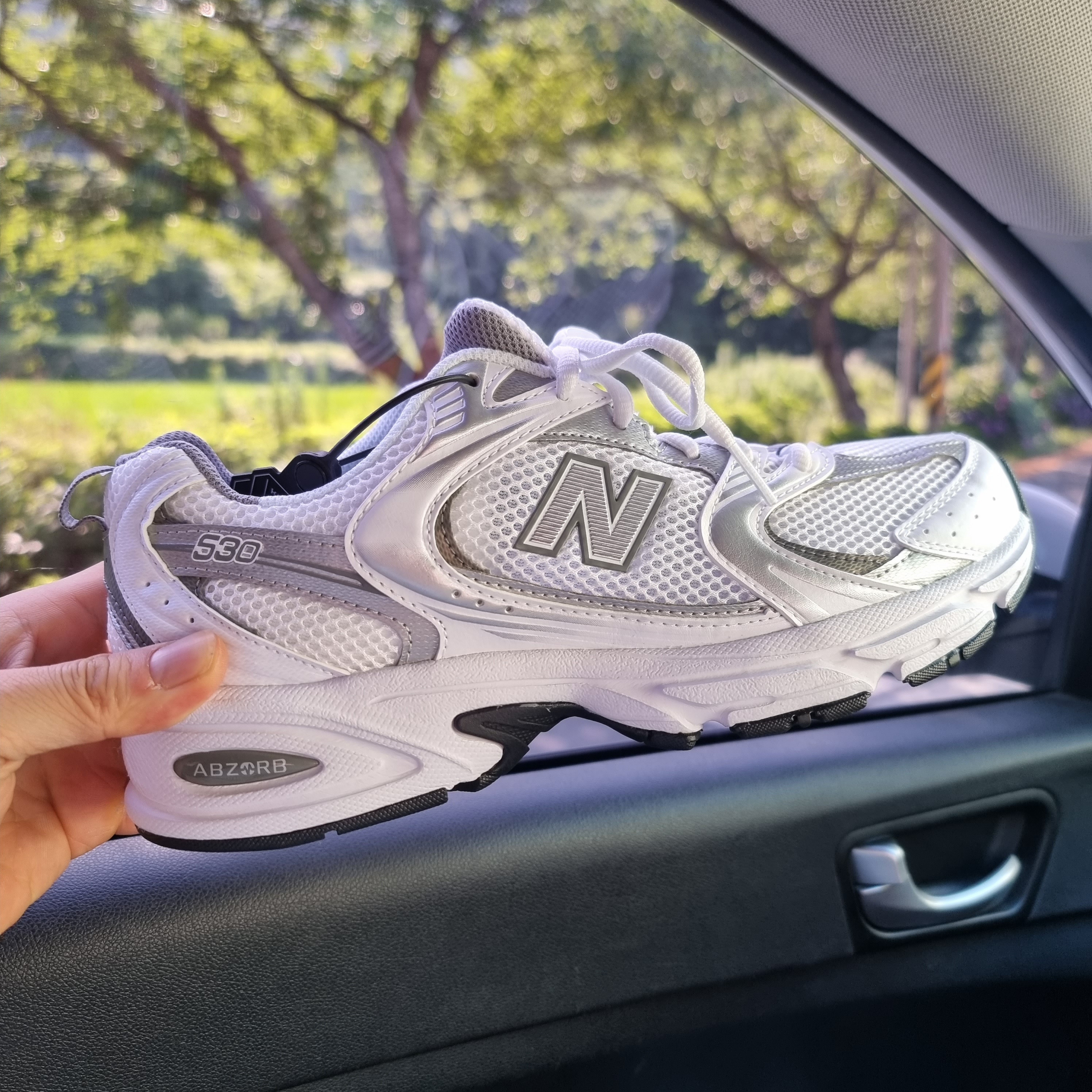 New Balance 530 White Silver 착용 스타일 - 2