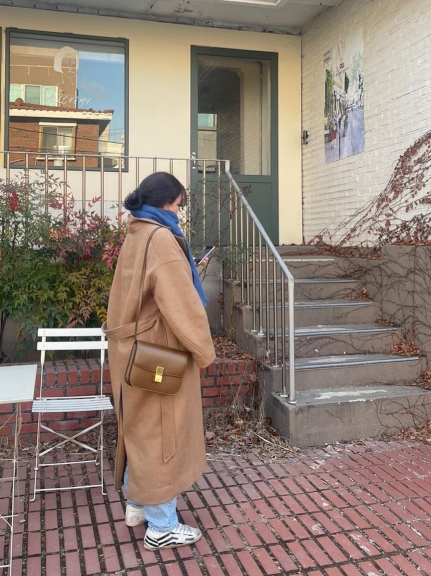 Celine Medium Classic Bag in Box Tan, Celine Medium Classic Bag in Box Calfskin Camel 착용 스타일