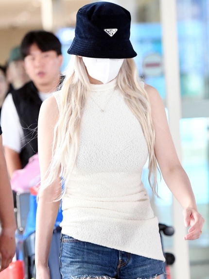 (W) Prada Re-Nylon Bucket Hat Black 착용 스타일 - 2