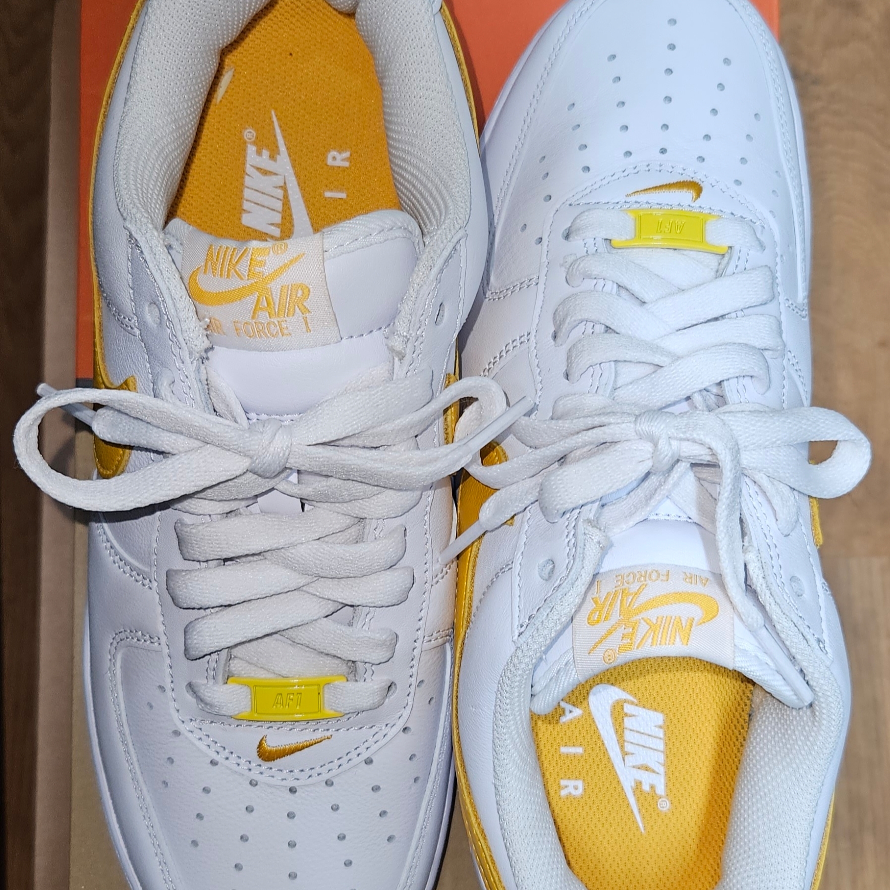 Nike Air Force 1 Low Retro QS University Gold 착용 스타일