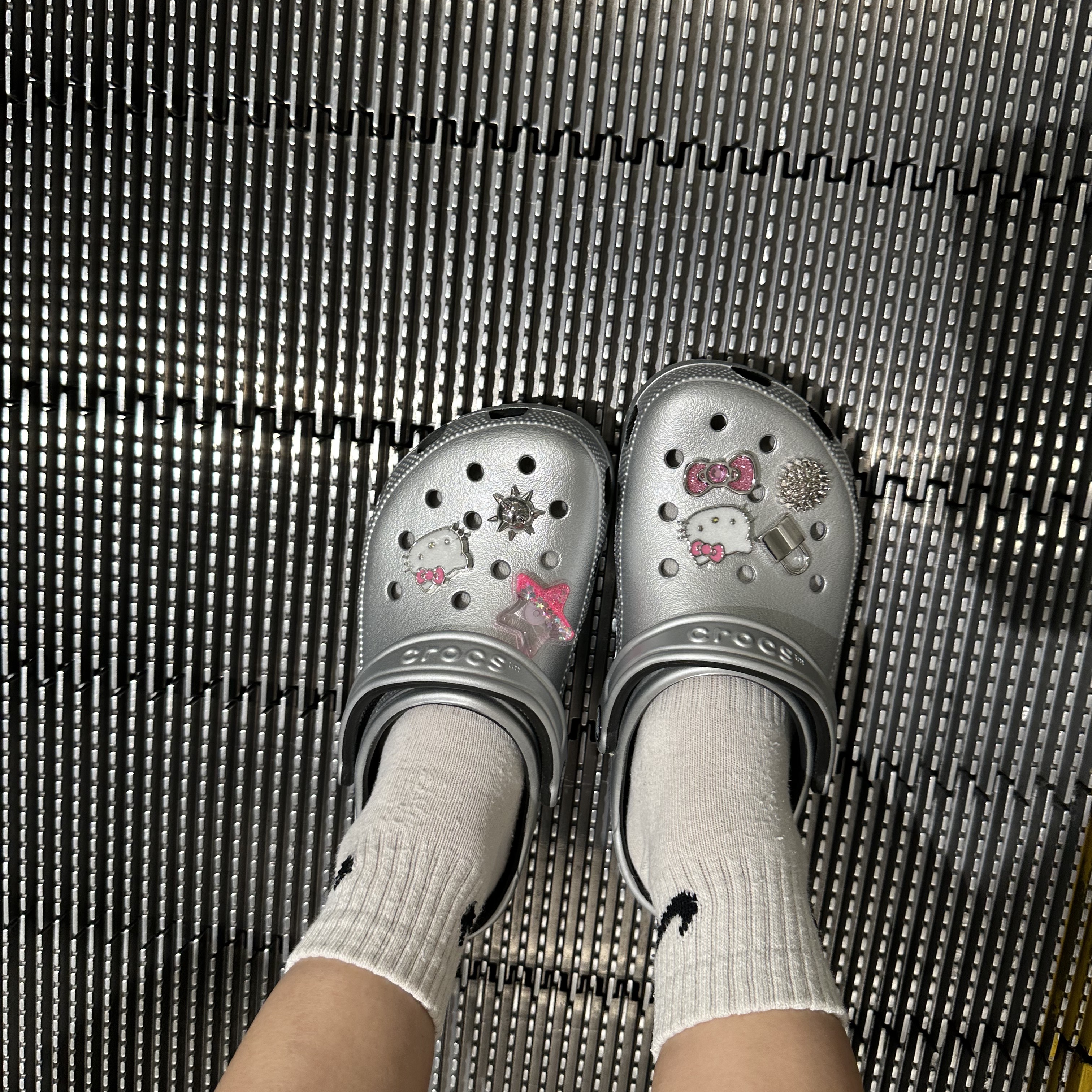 Crocs Classic Metallic Clog Silver 착용 스타일 - 1