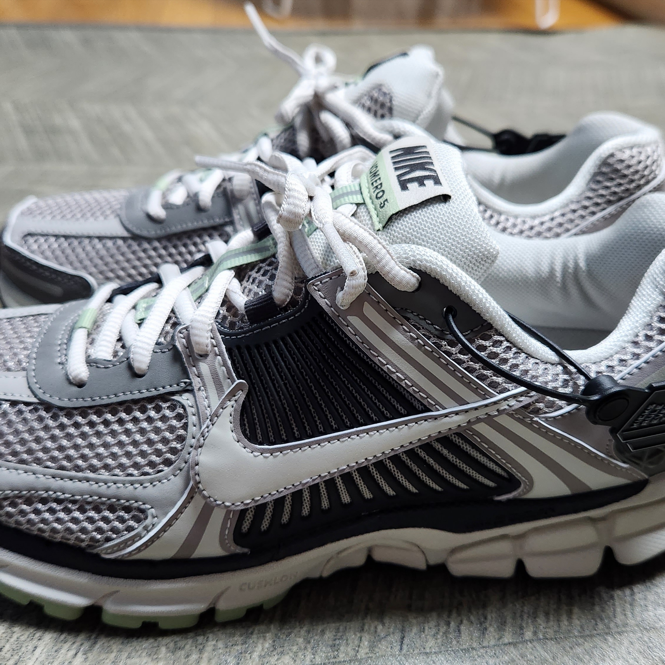 (W) Nike Zoom Vomero 5 Cobblestone and Flat Pewter 착용 스타일 - 2