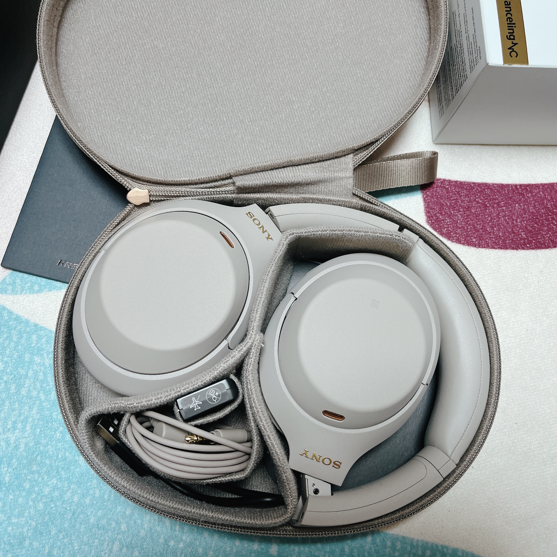 Sony WH-1000XM4 Platinum Silver (Korean Ver.) 착용 스타일 - 2