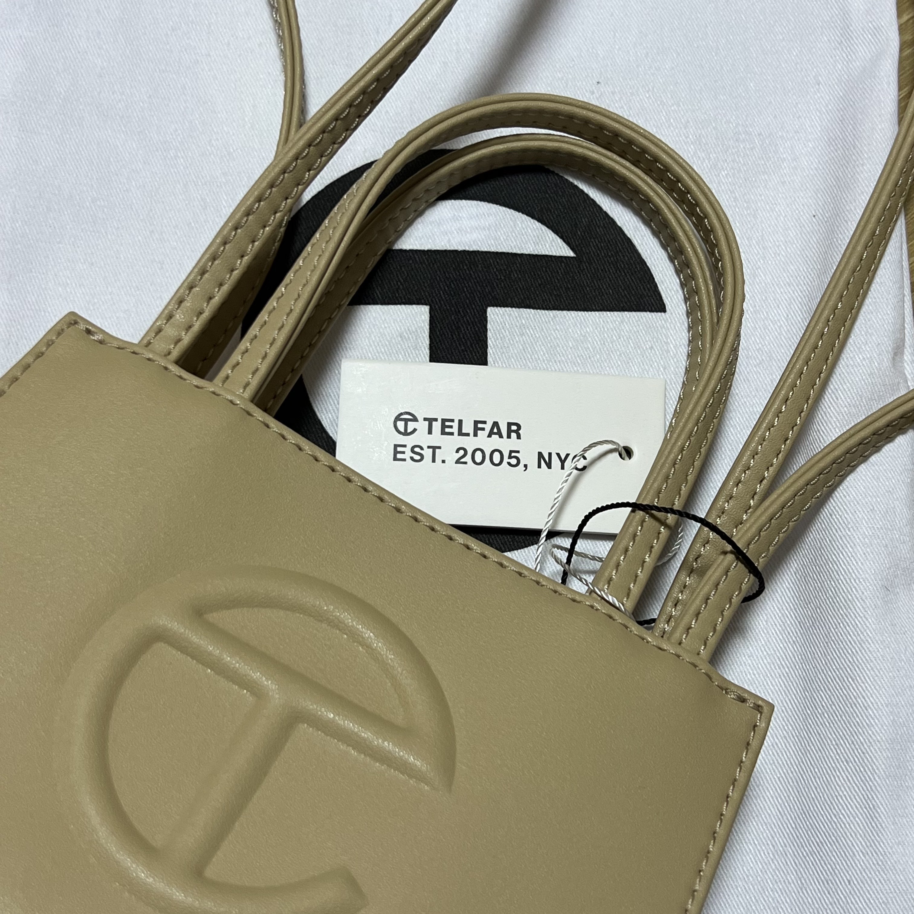 Telfar Small Shopping Bag Cream 착용 스타일