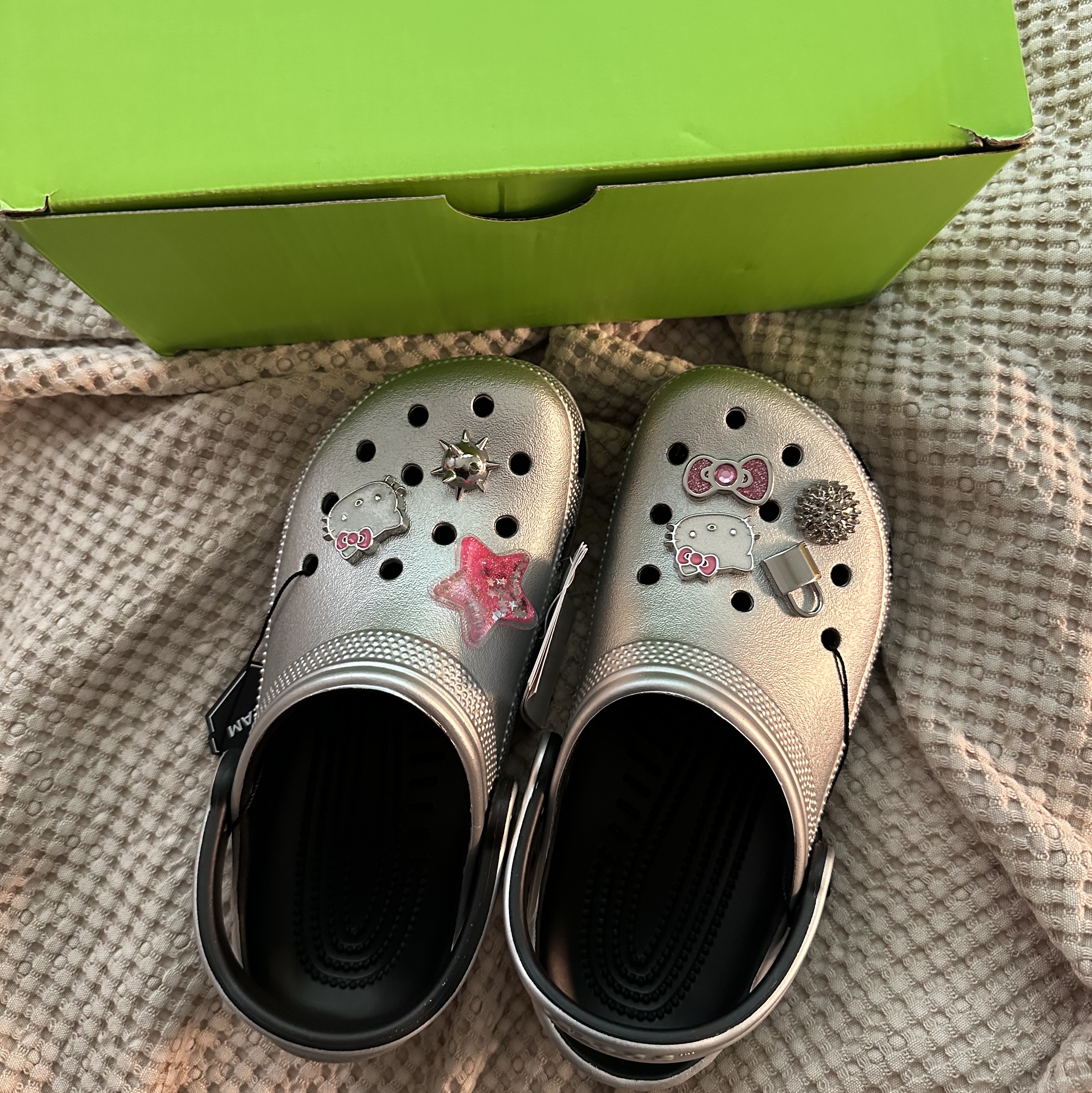 Crocs Classic Metallic Clog Silver 착용 스타일 - 2