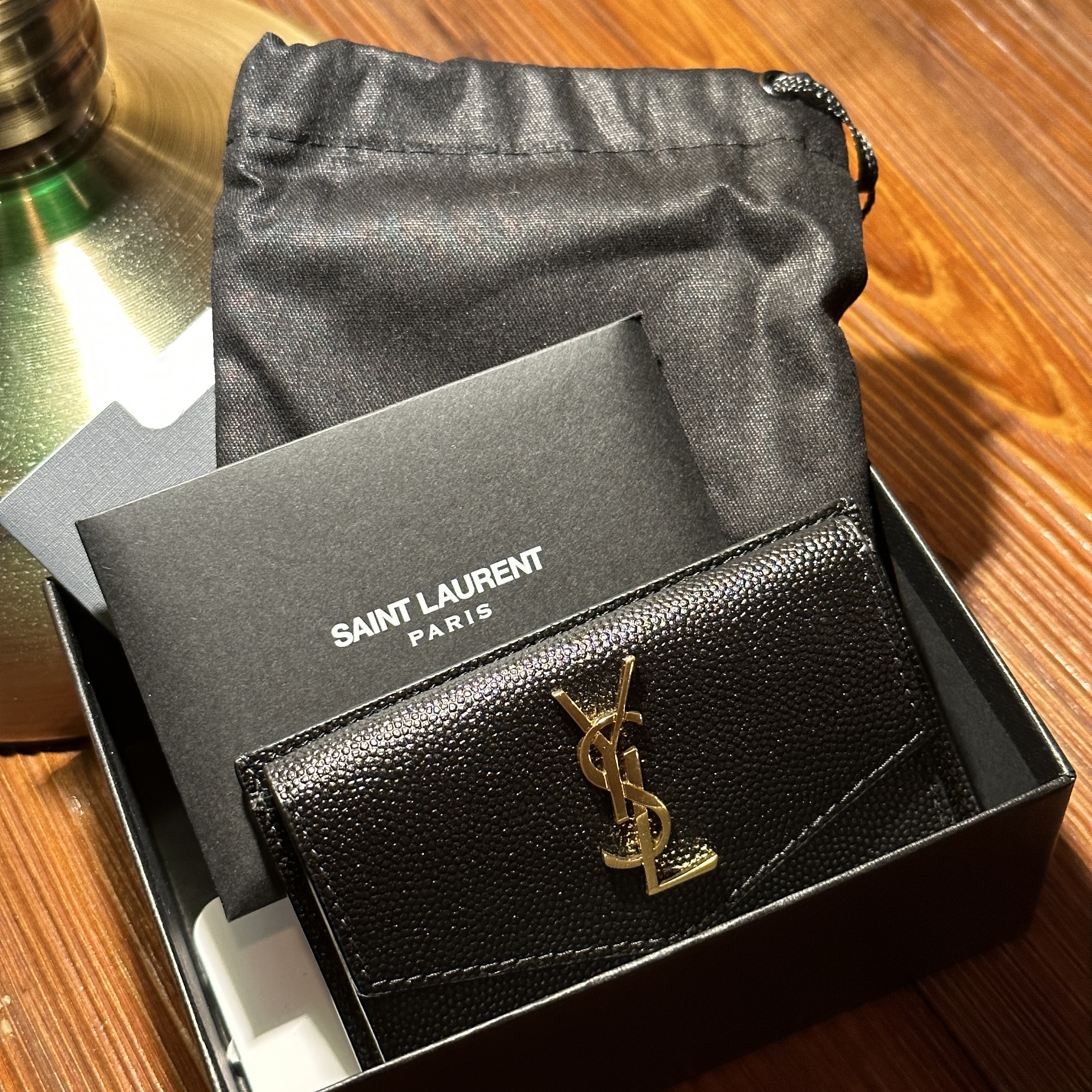 Saint Laurent Gold Monogram Uptown Card Case in Grain de Poudre Embossed Leather Black 착용 스타일
