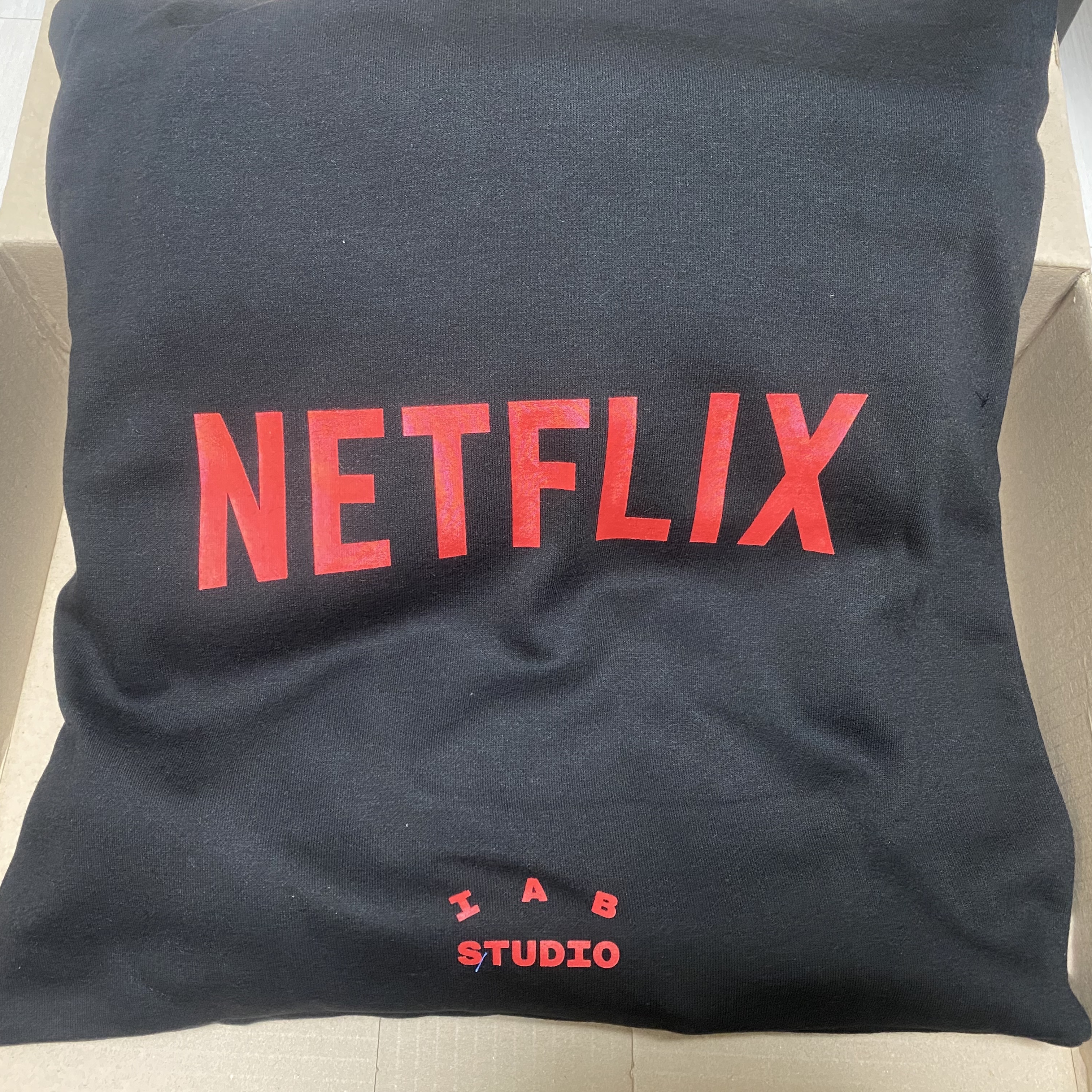 IAB Studio x Netflix Pajama Cushion Cover Set Black 착용 스타일 - 1
