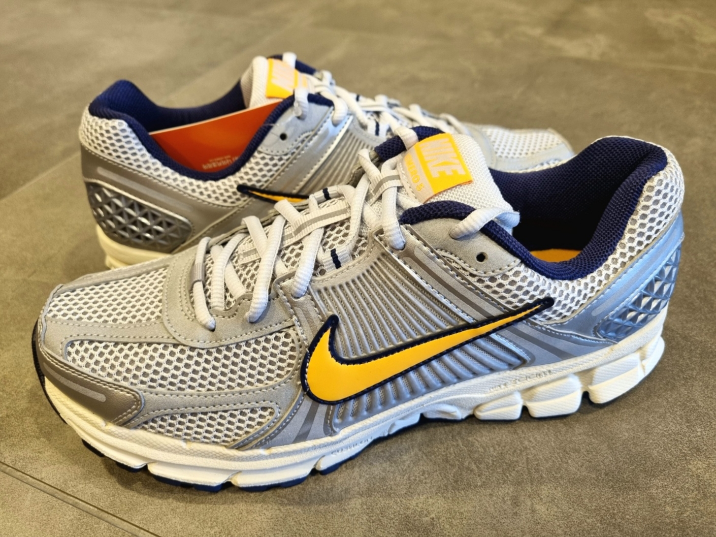 Nike Zoom Vomero 5 Pure Platinum and Laser Orange 착용 스타일 - 2