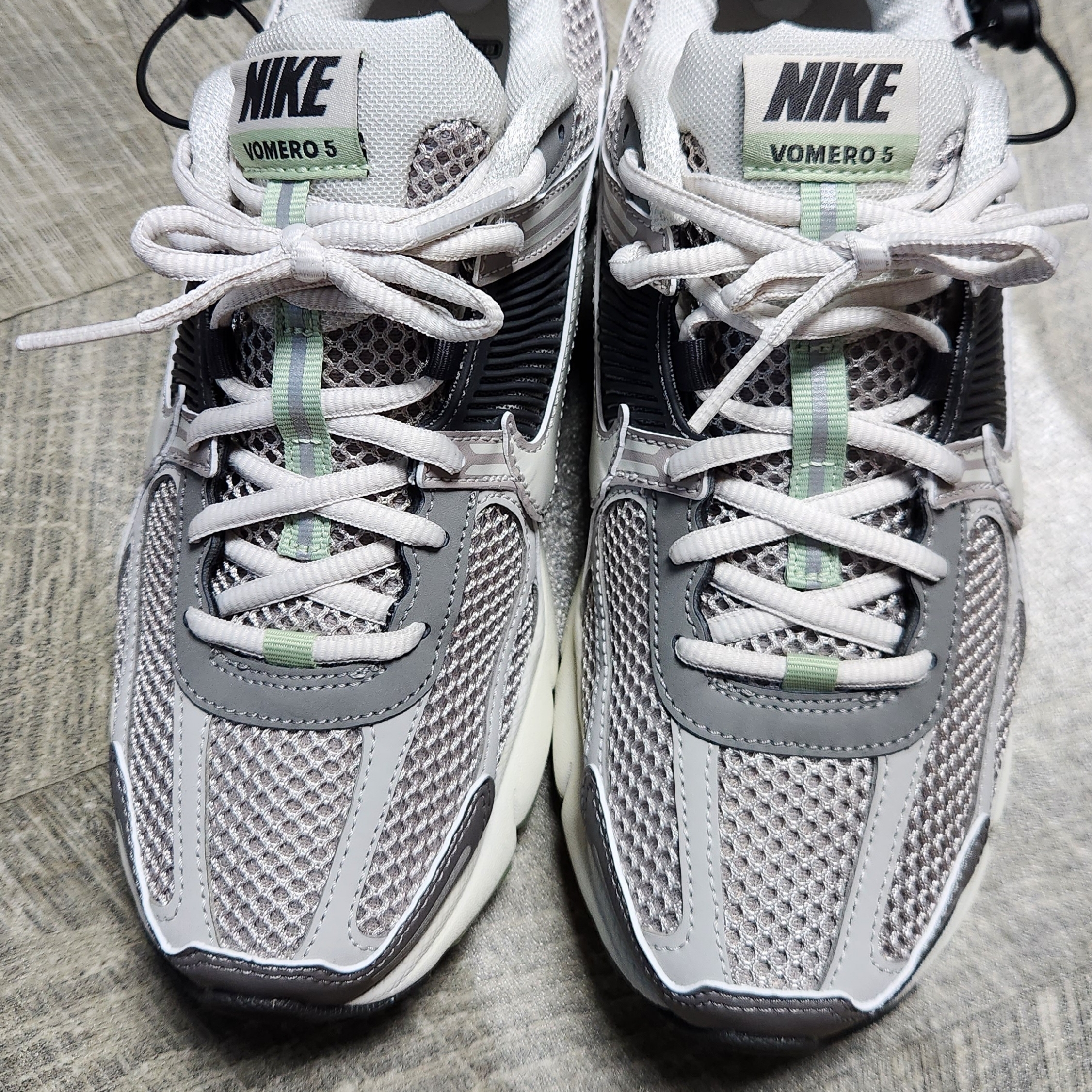(W) Nike Zoom Vomero 5 Cobblestone and Flat Pewter 착용 스타일 - 3