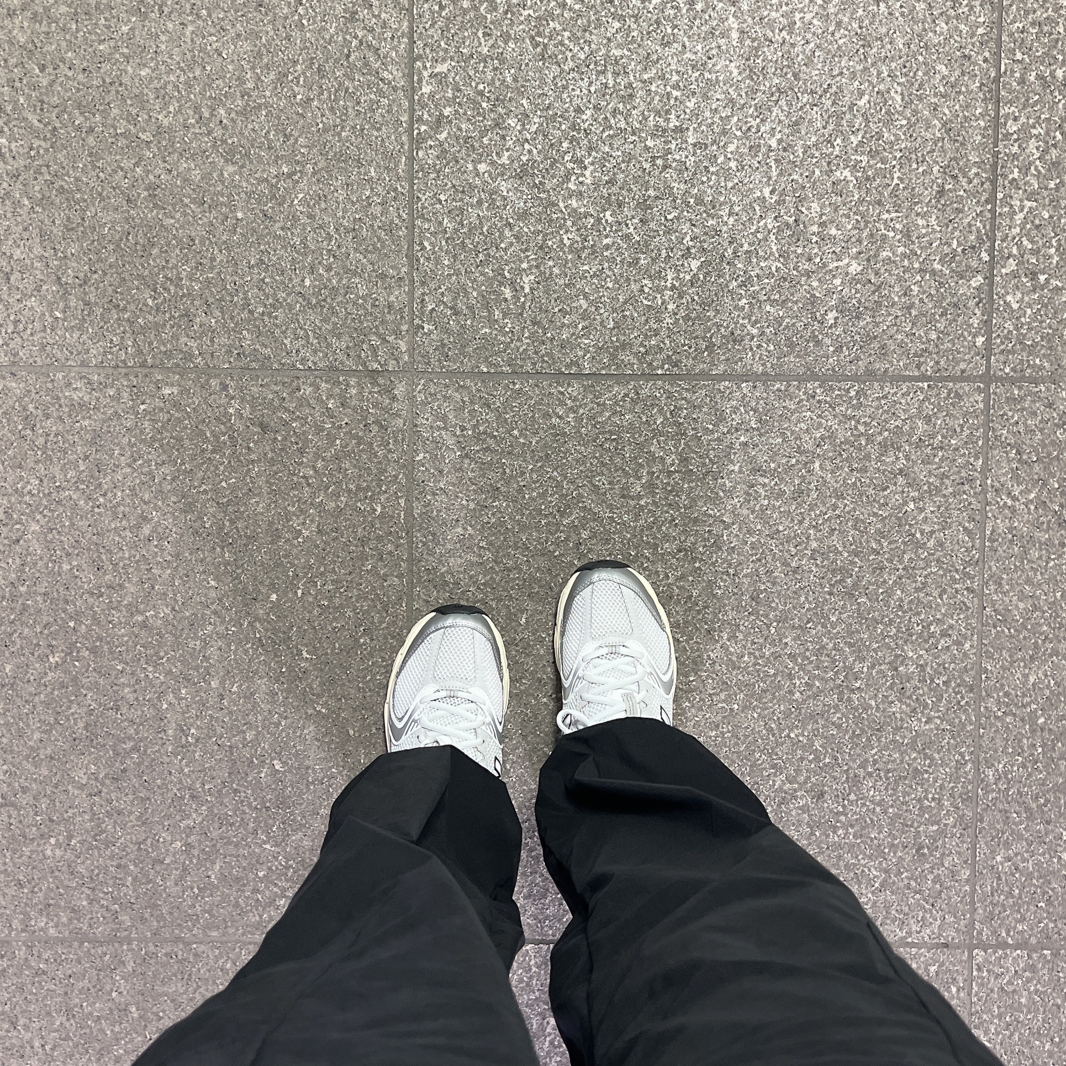 New Balance 530 Silver Cream 착용 스타일 - 1