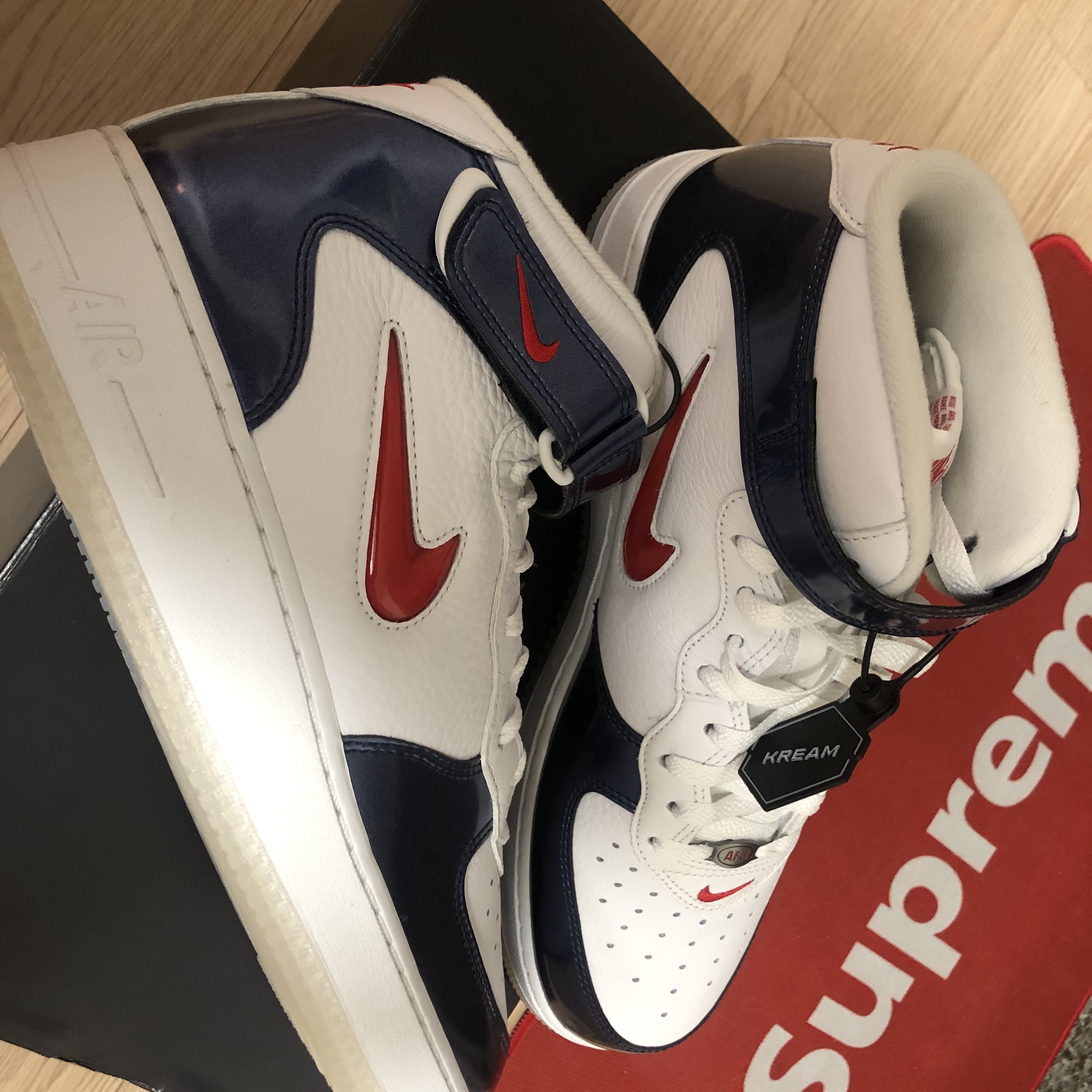 Nike Air Force 1 Mid QS University Red and Midnight Navy 착용 스타일 - 1