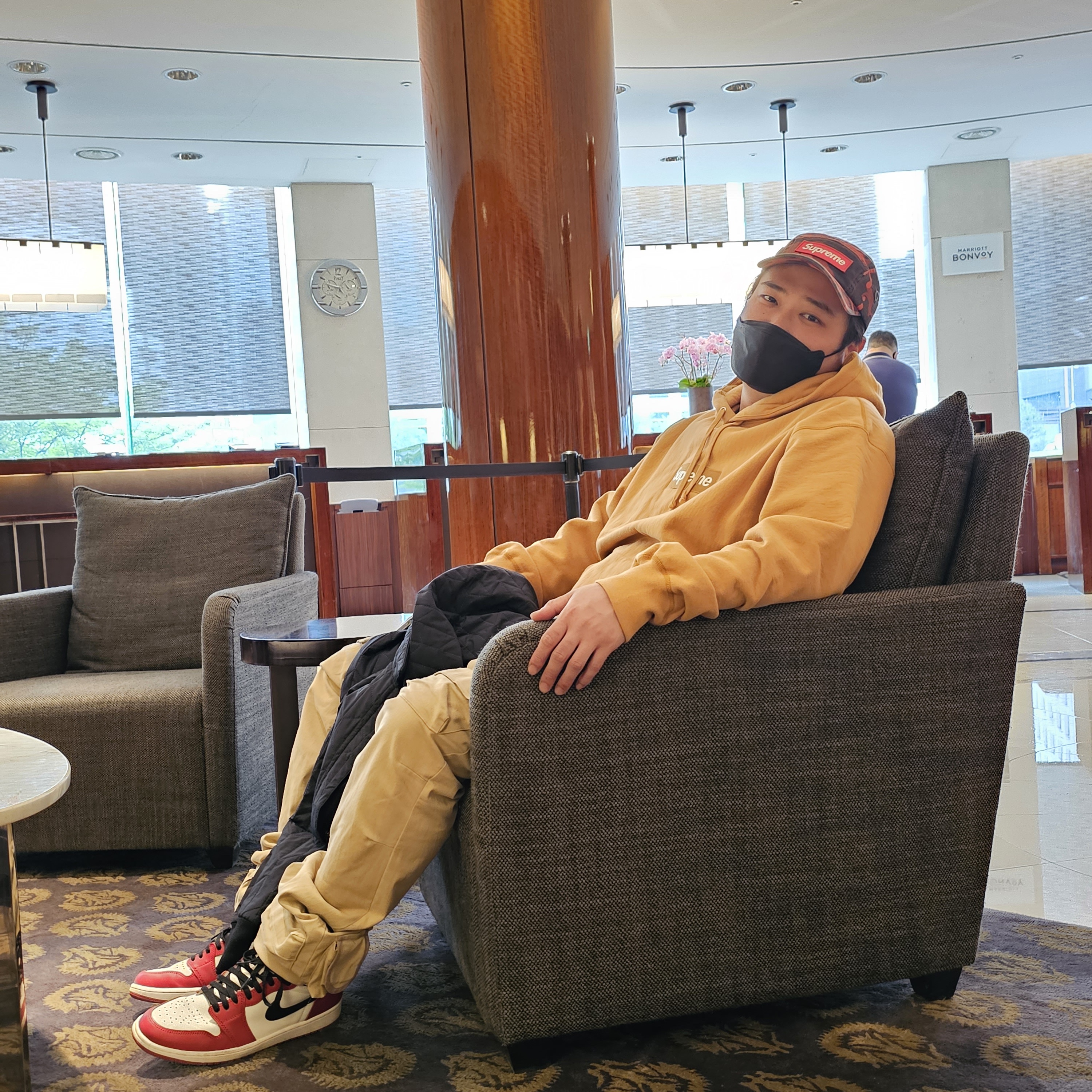 Supreme Military Camp Cap Red Camo - 23SS, Supreme Box Logo Hooded Sweatshirt Light Mustard - 21FW 착용 스타일