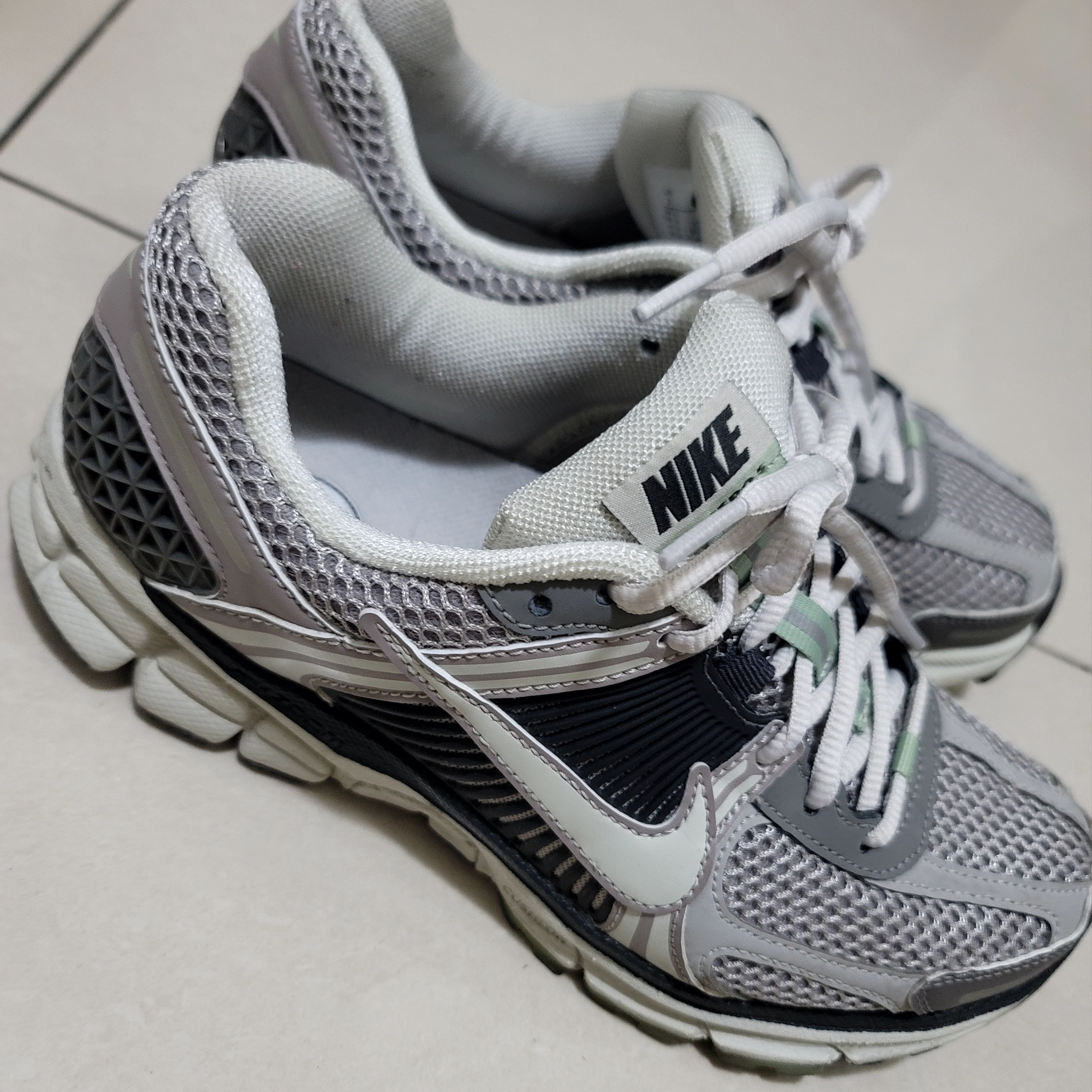 (W) Nike Zoom Vomero 5 Cobblestone and Flat Pewter 착용 스타일