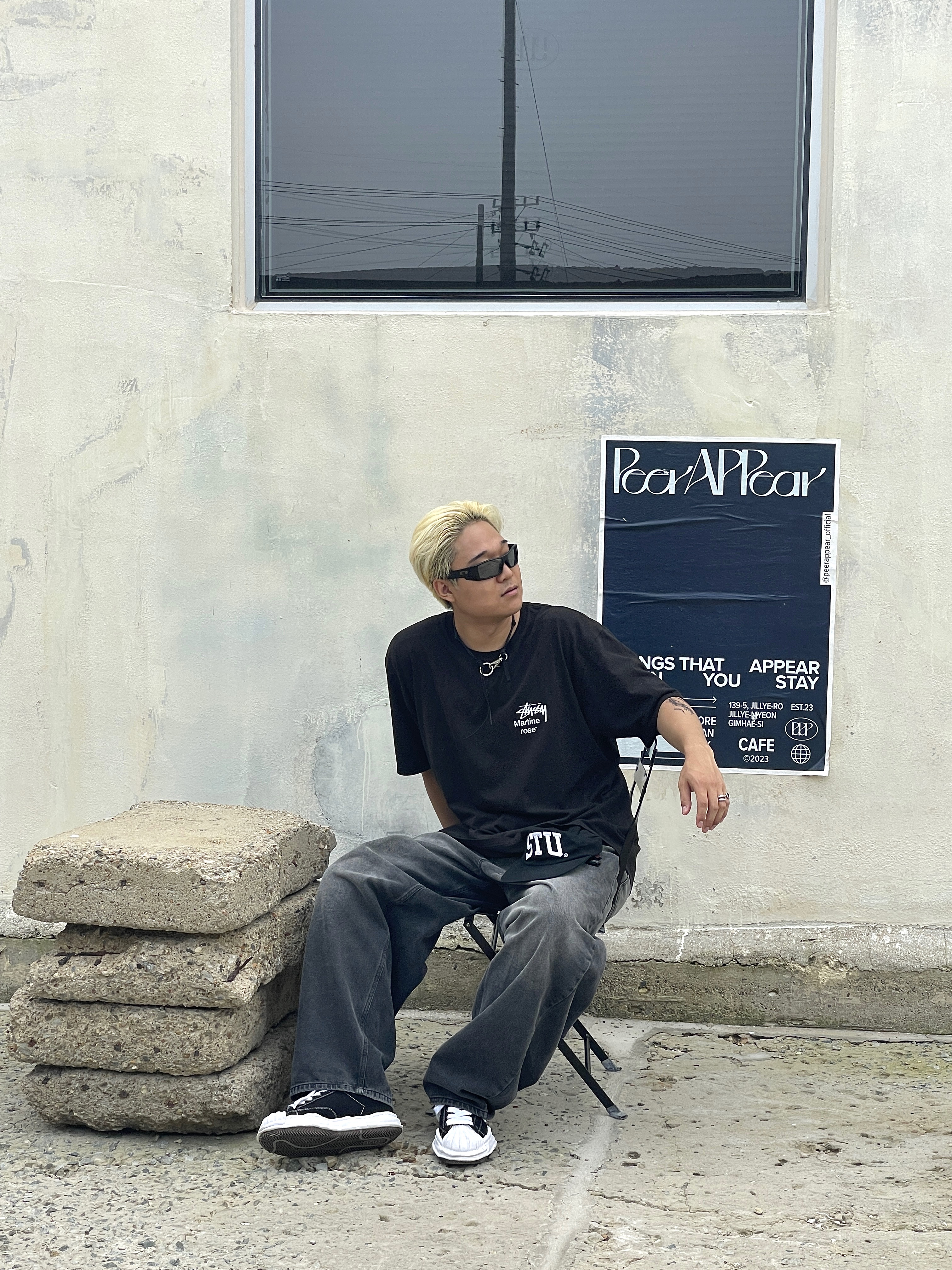 Stussy x Martine Rose Collage Pigment Dyed T-Shirt Black, Maison Mihara Yasuhiro Blakey OG Sole Canvas Low-top Sneakers Black White 착용 스타일 - 4