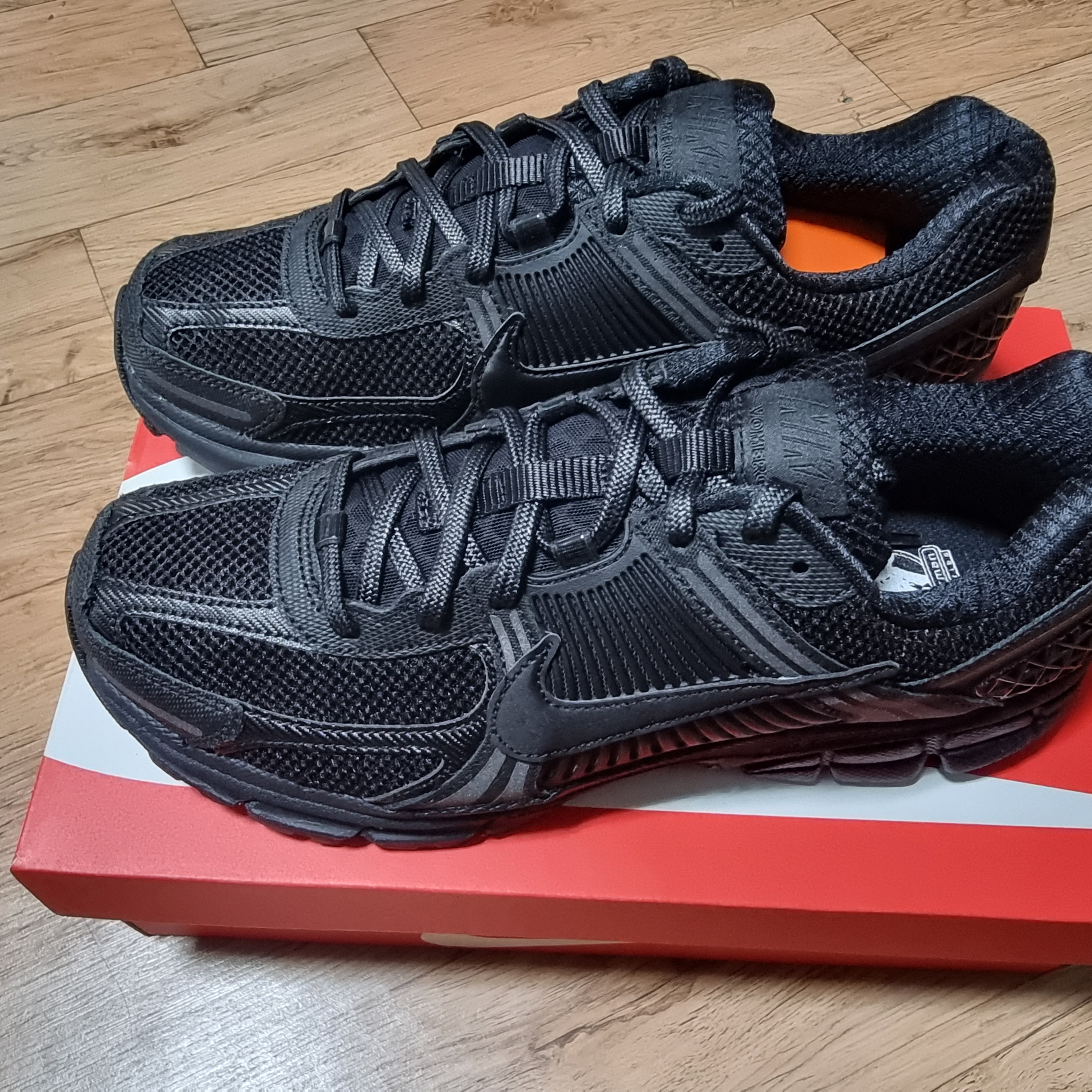 Nike Zoom Vomero 5 SP Black 착용 스타일 - 3