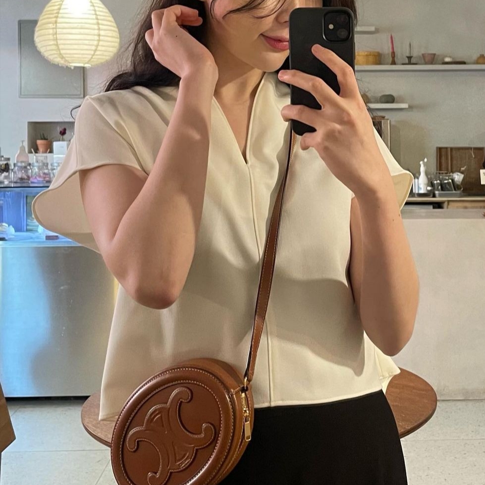 Celine Oval Bag Cuir Triomphe in Smooth Calfskin Tan 착용 스타일 - 1