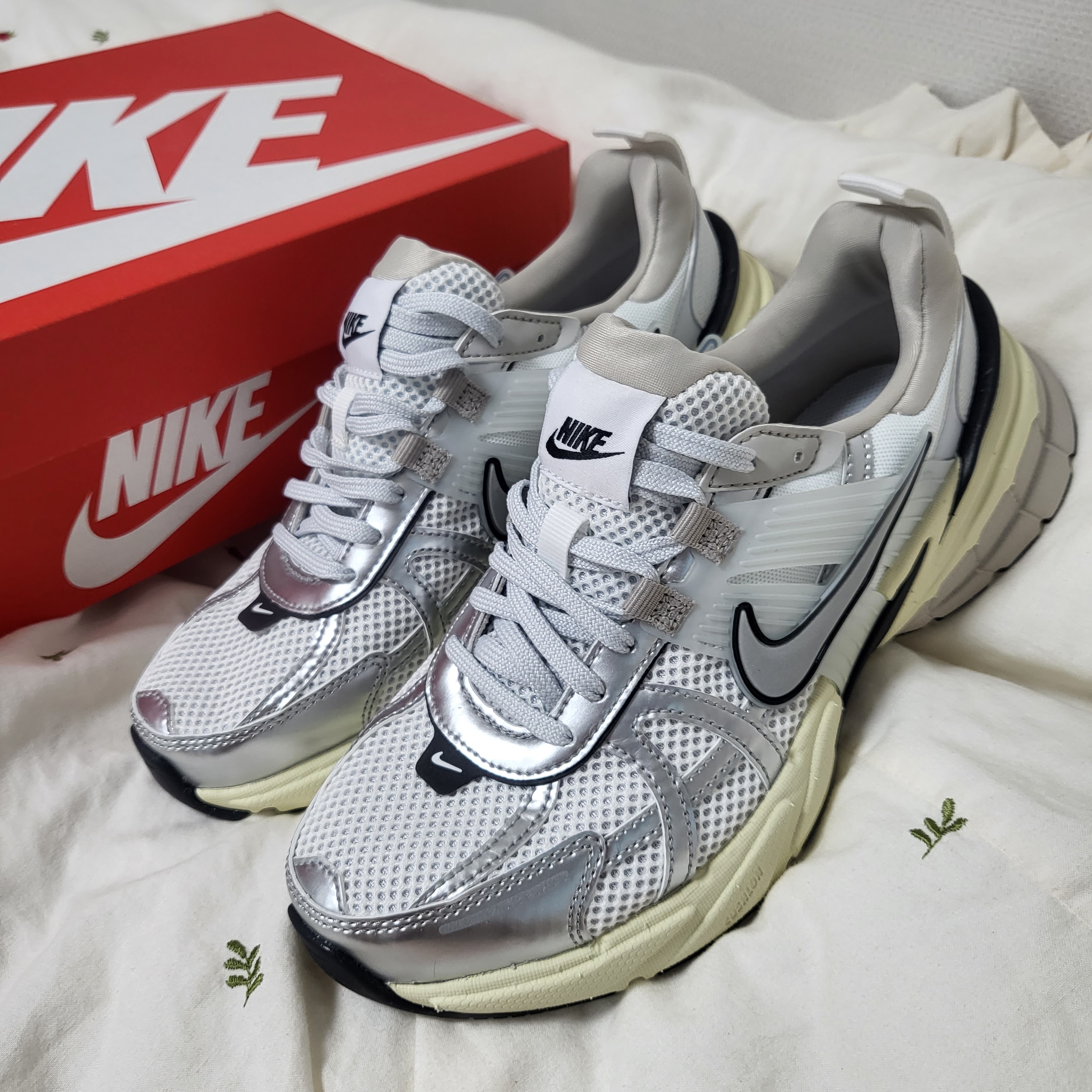 Nike V2K Run Summit White Metallic Silver 착용 스타일 - 1
