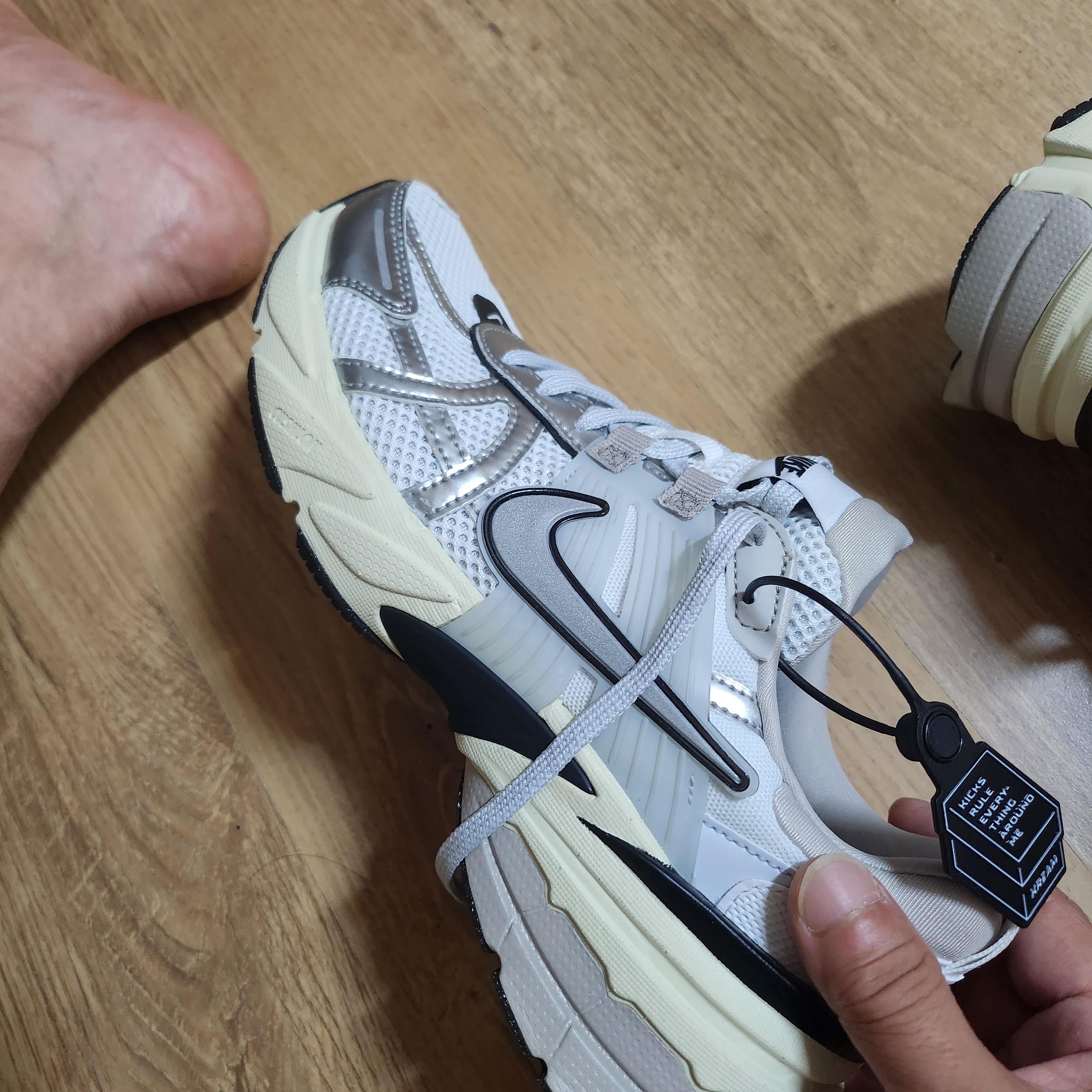 Nike V2K Run Summit White Metallic Silver 착용 스타일 - 3