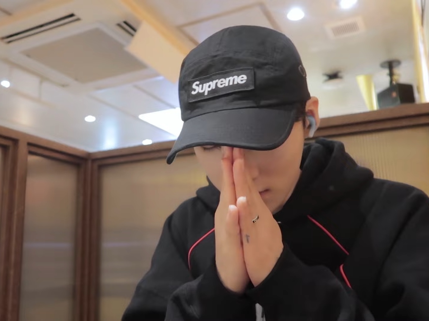 Supreme Boxy Piping Arc Hooded Sweatshirt Black - 23SS, Supreme Military Camp Cap Black - 22FW 착용 스타일 - 2