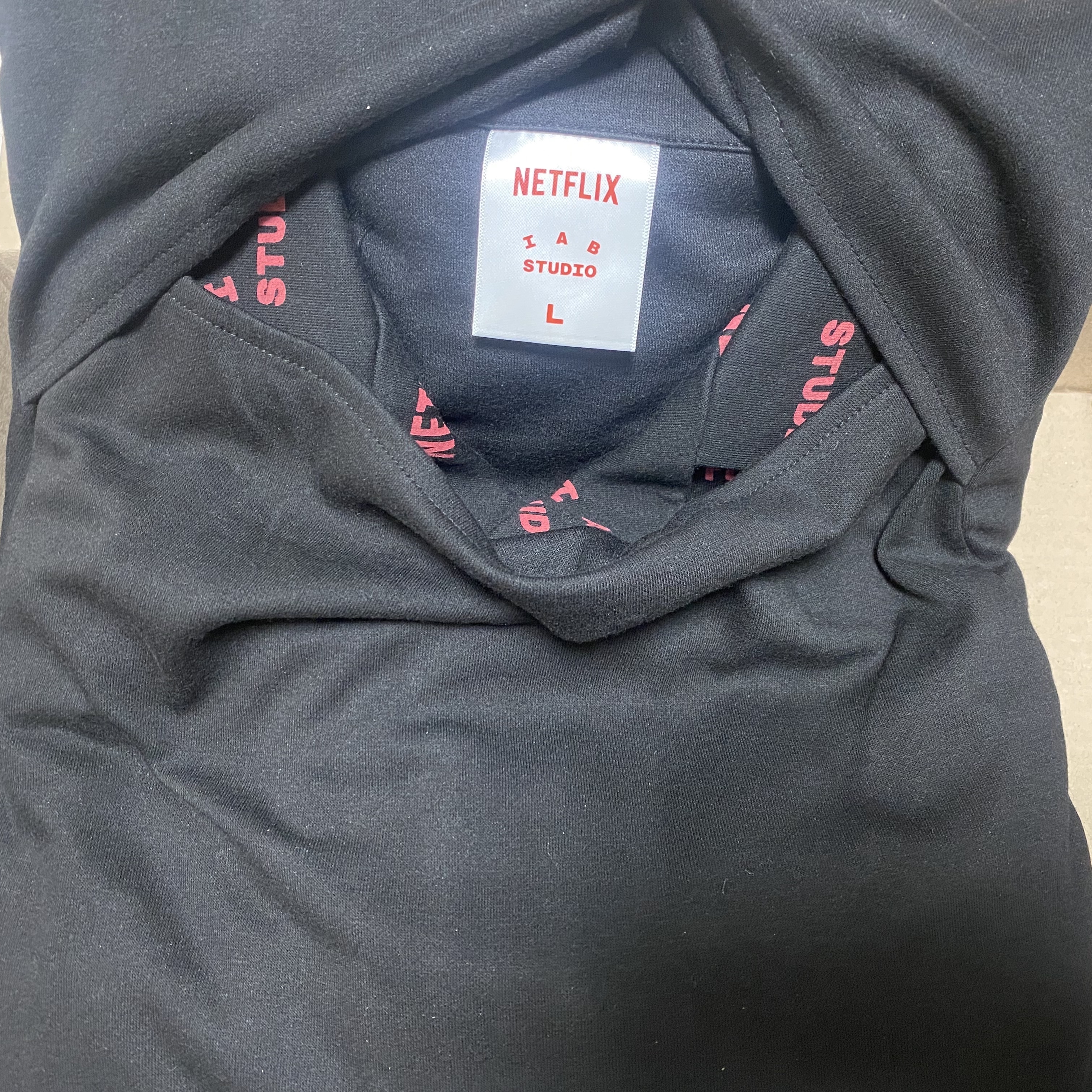 IAB Studio x Netflix Pajama Cushion Cover Set Black 착용 스타일 - 2