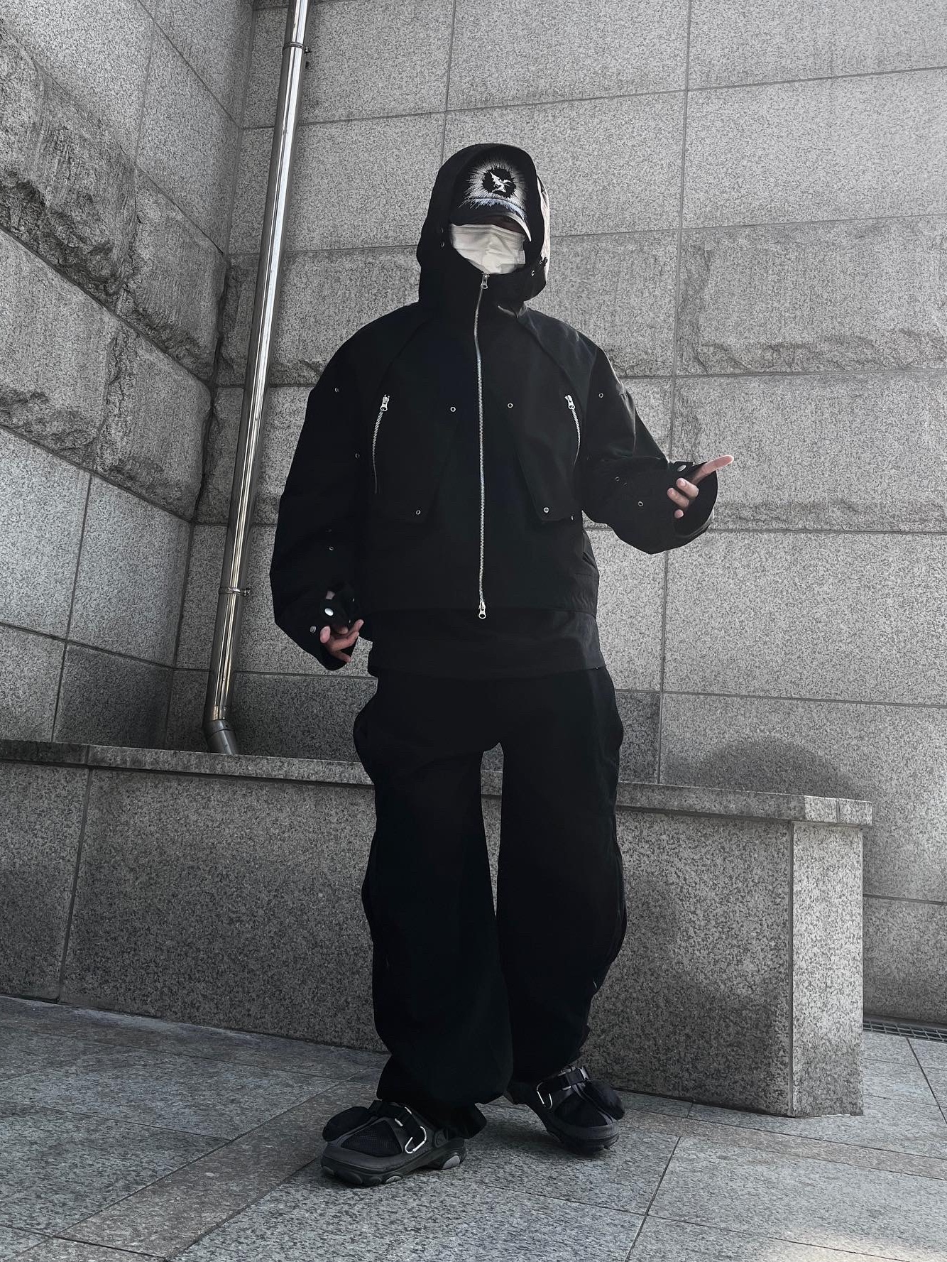 Crocs x Beams Classic All Terrain Mountain Parka Clog Grey 착용 스타일 - 1