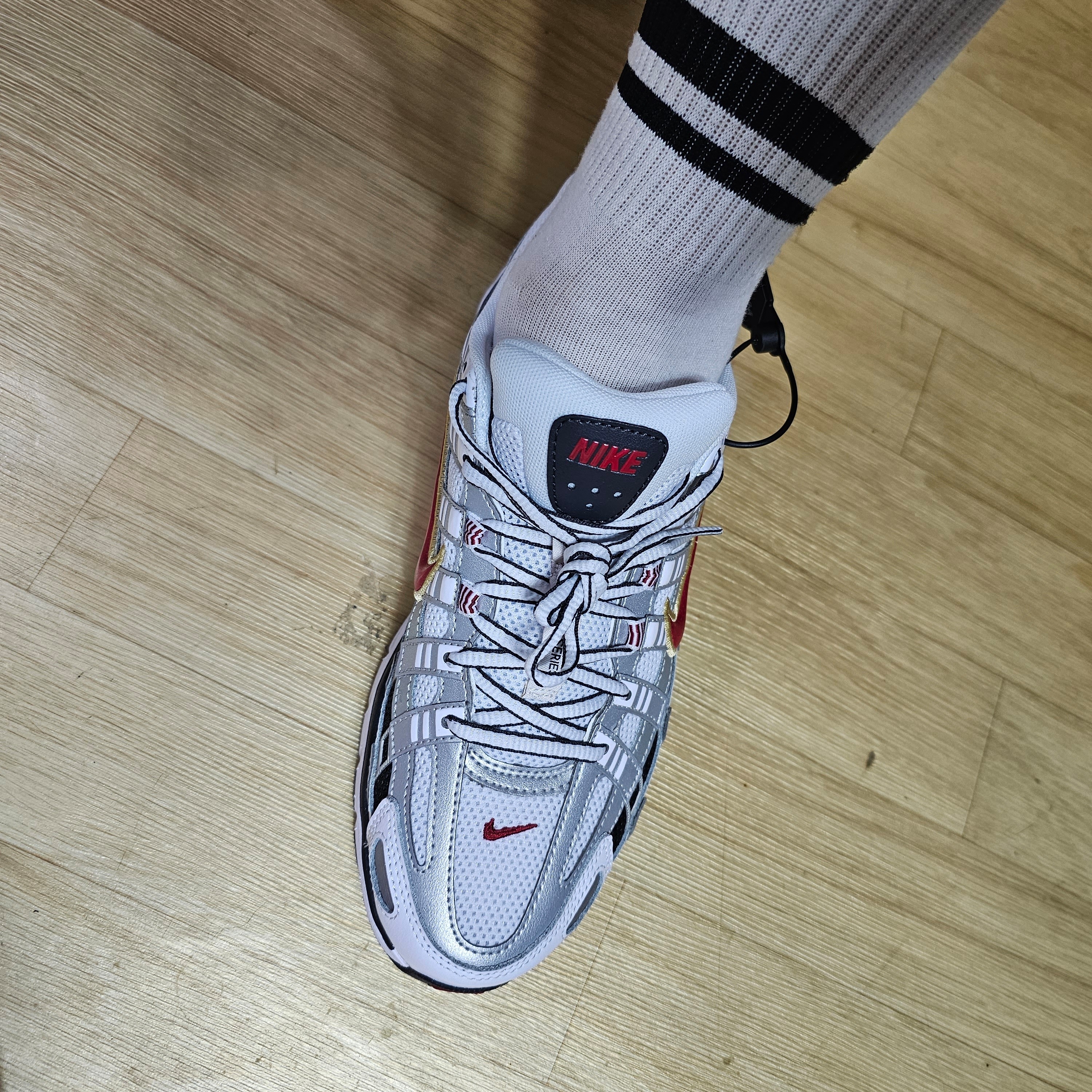 (W) Nike P-6000 Metallic Silver Red 착용 스타일 - 2