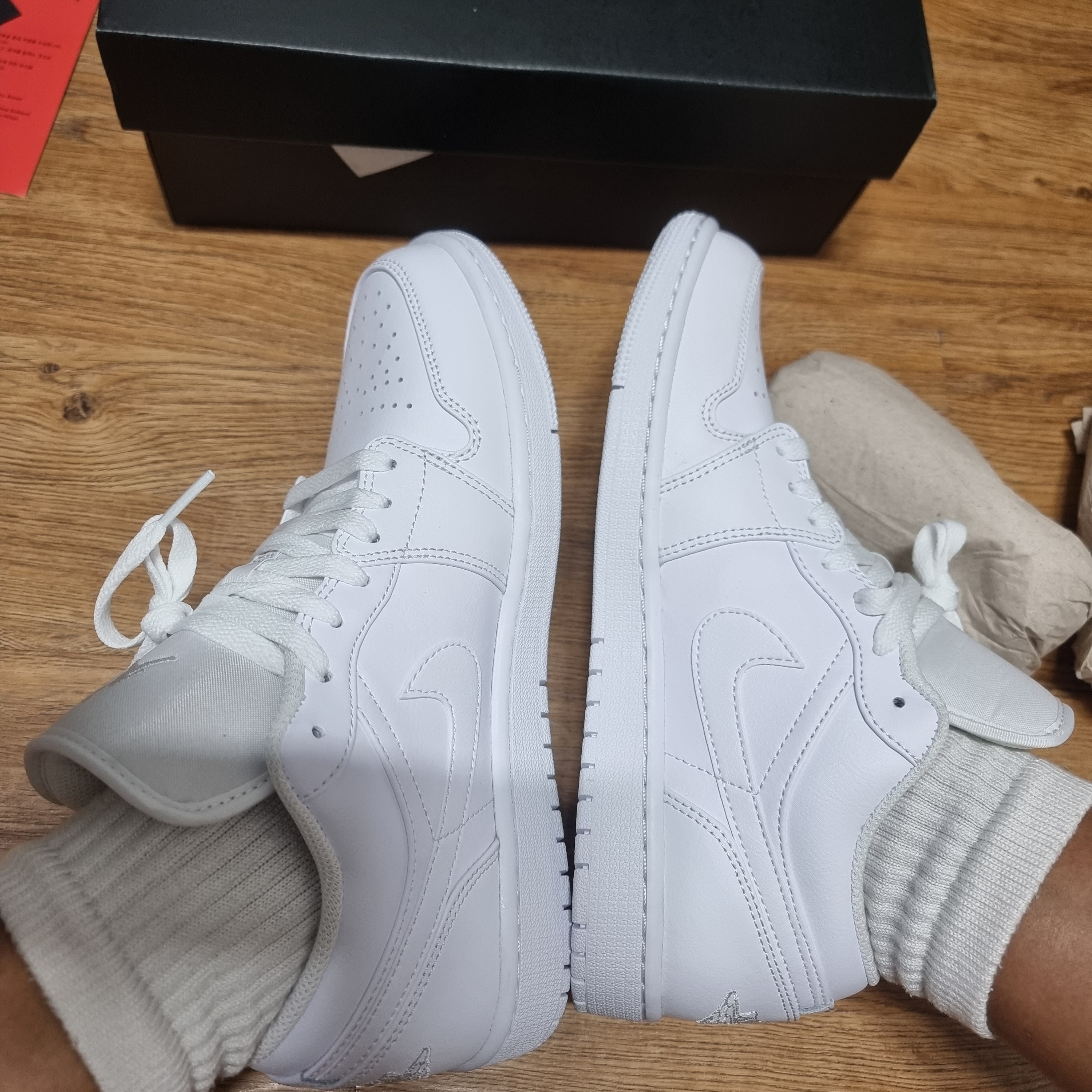 Jordan 1 Low Triple White 착용 스타일 - 4