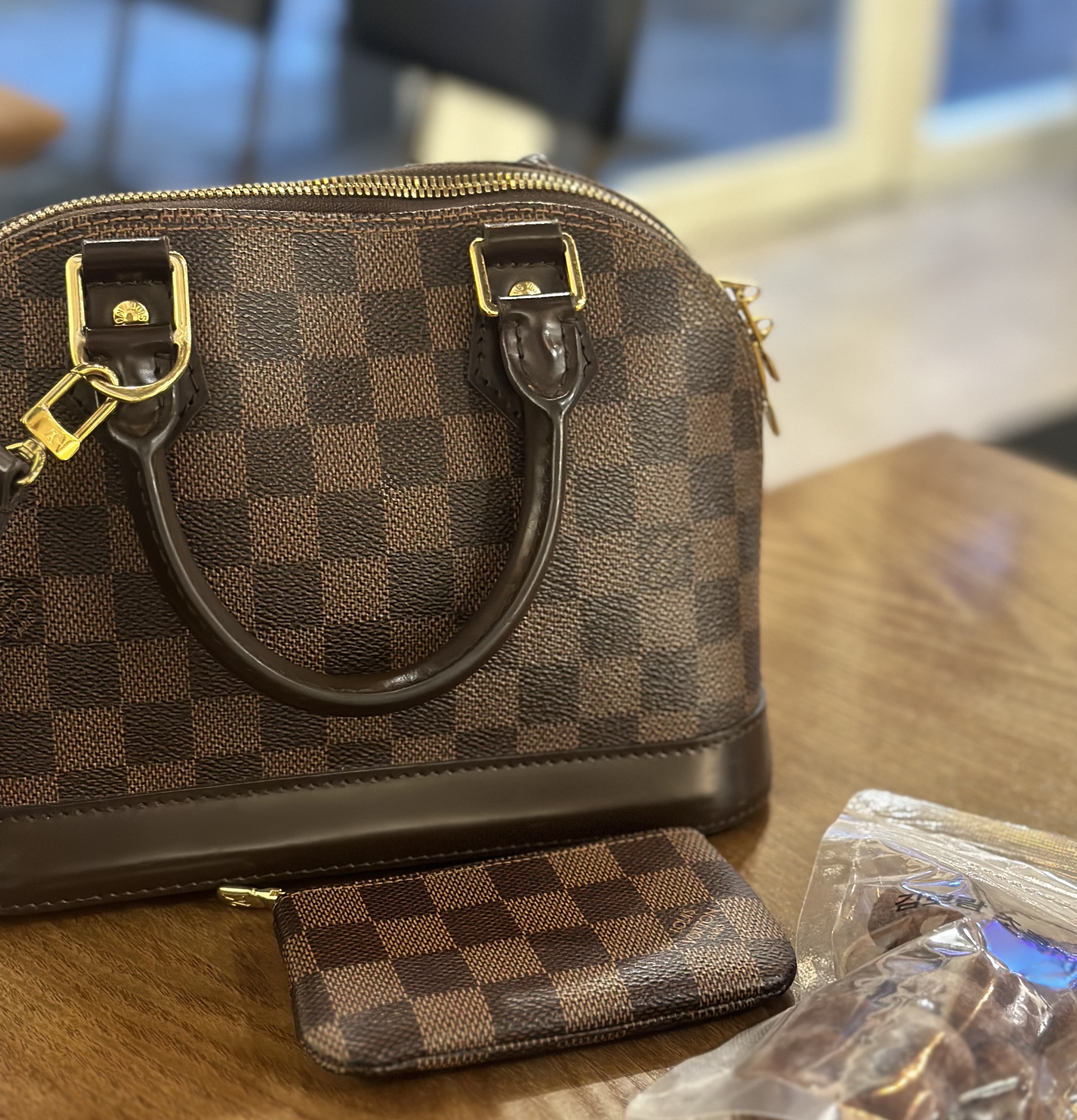 Louis Vuitton Alma BB Damier Ebene, Louis Vuitton Key Pouch Damier Ebene 착용 스타일
