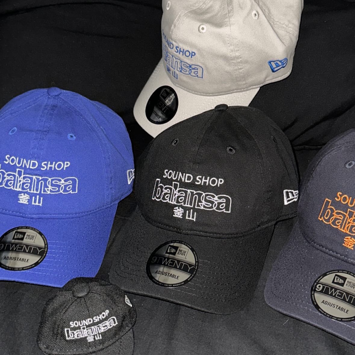 New Era x Balansa Unstructured Ball Cap Black, New Era x Balansa Unstructured Ball Cap Royal 착용 스타일