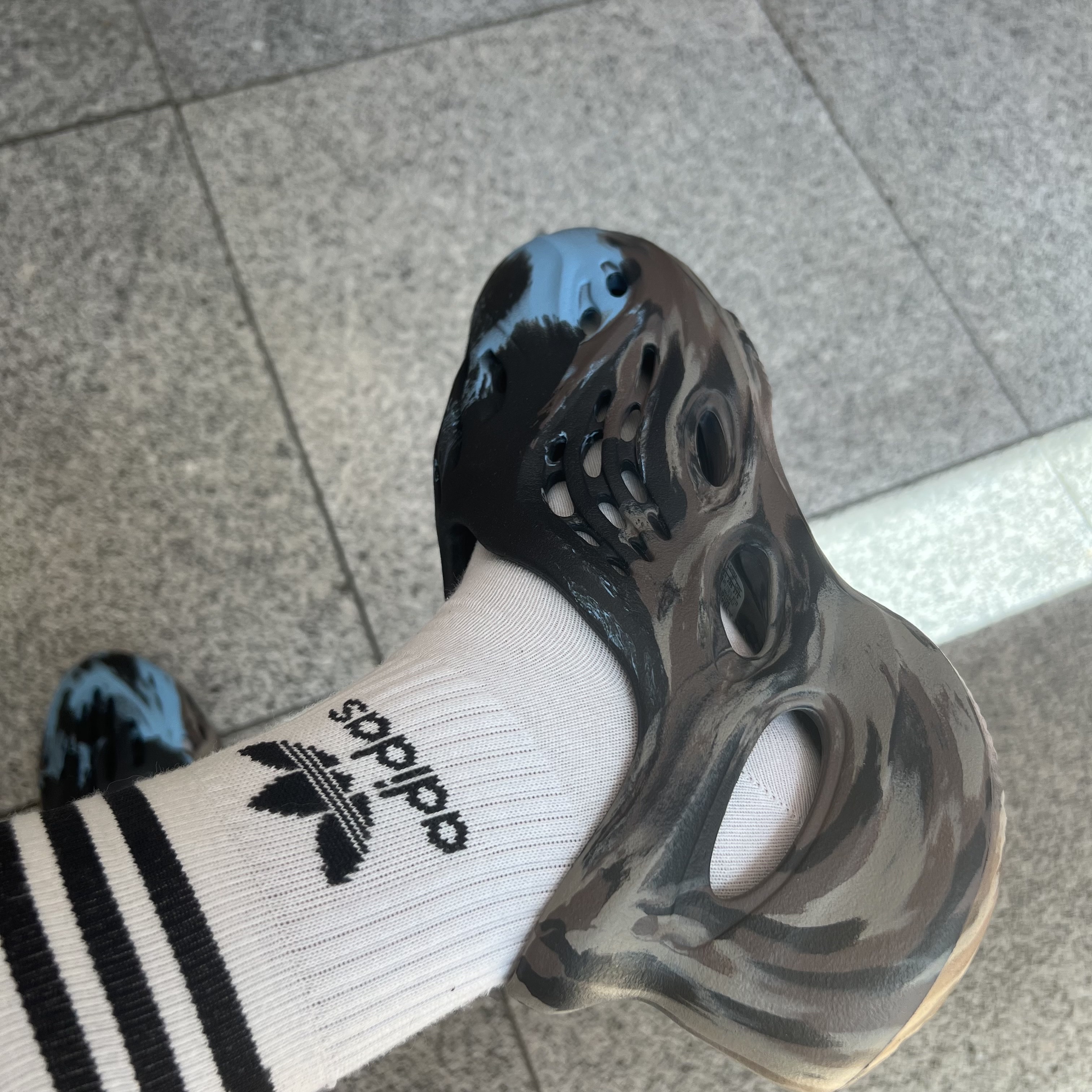 Adidas Yeezy Foam RNNR MX Cinder 착용 스타일 - 1