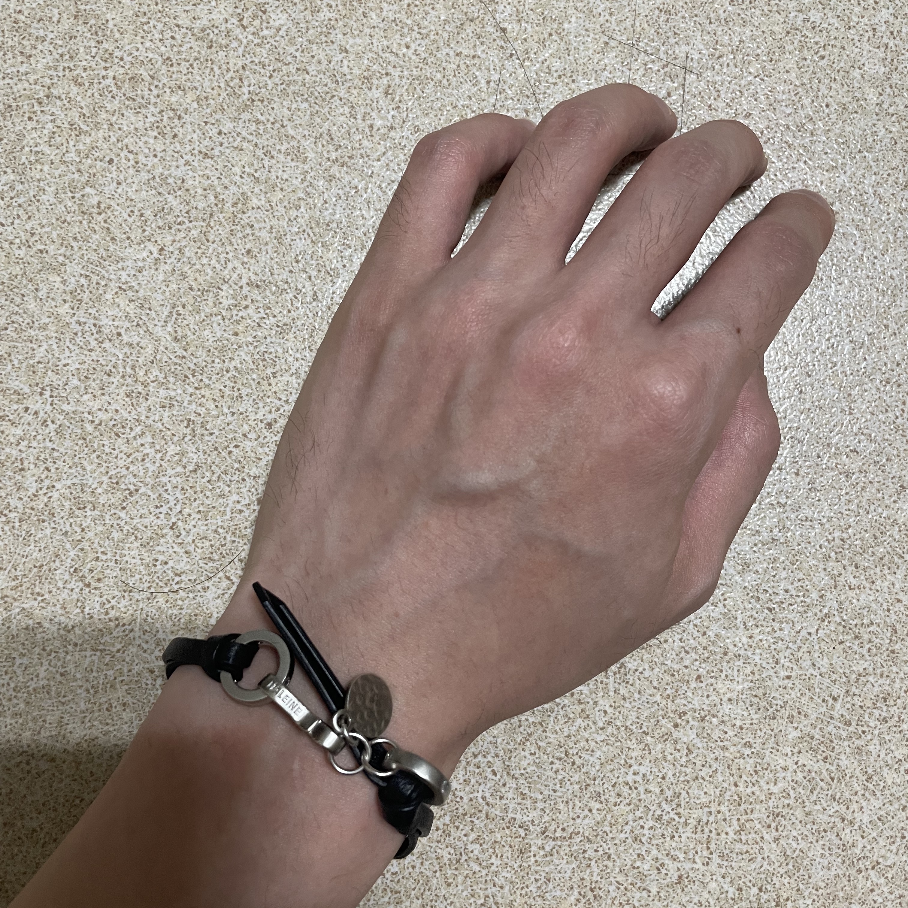 Haleine Leather Metal Mix Bracelet Black 착용 스타일