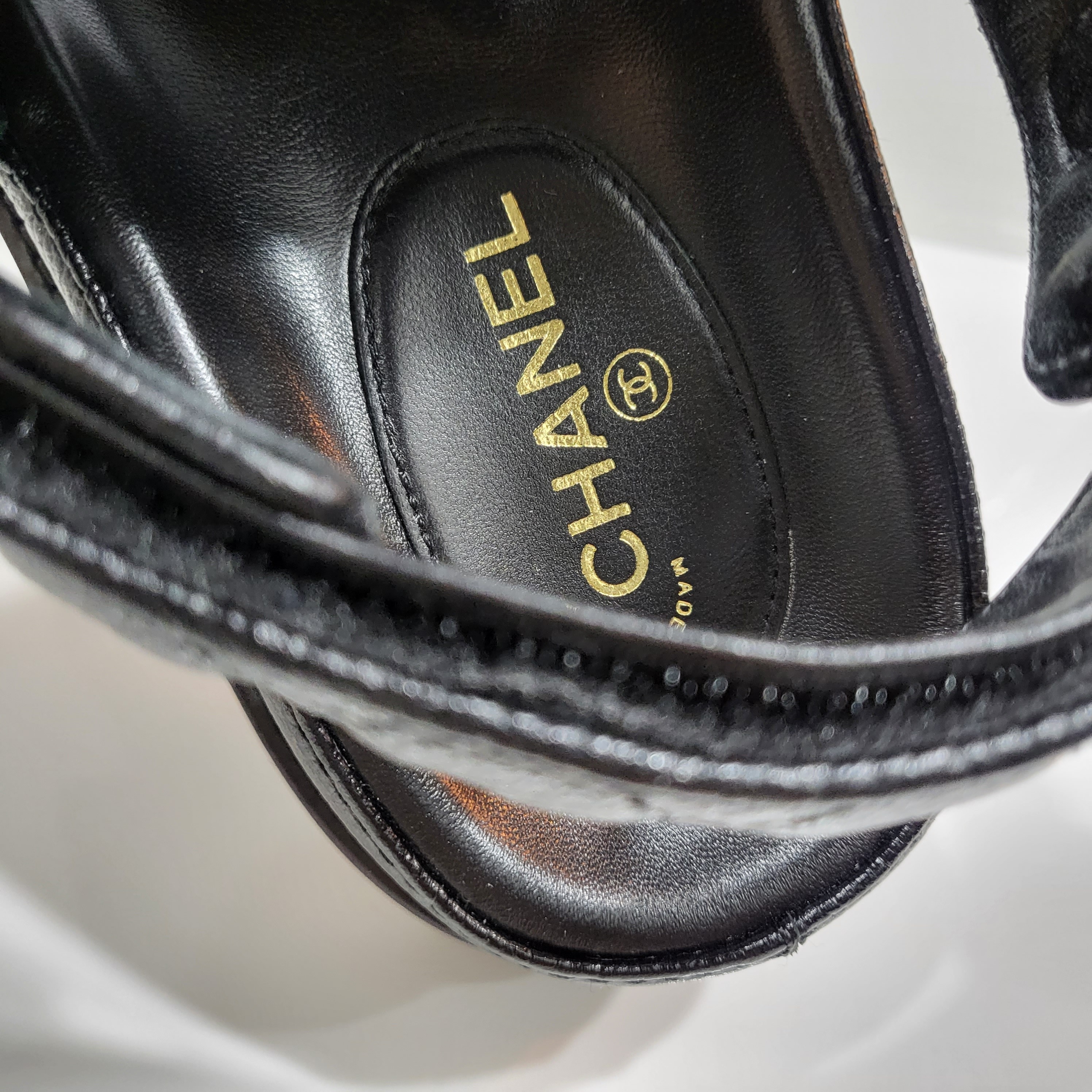 (W) Chanel Sandals Grained Calfskin & Black 착용 스타일 - 3