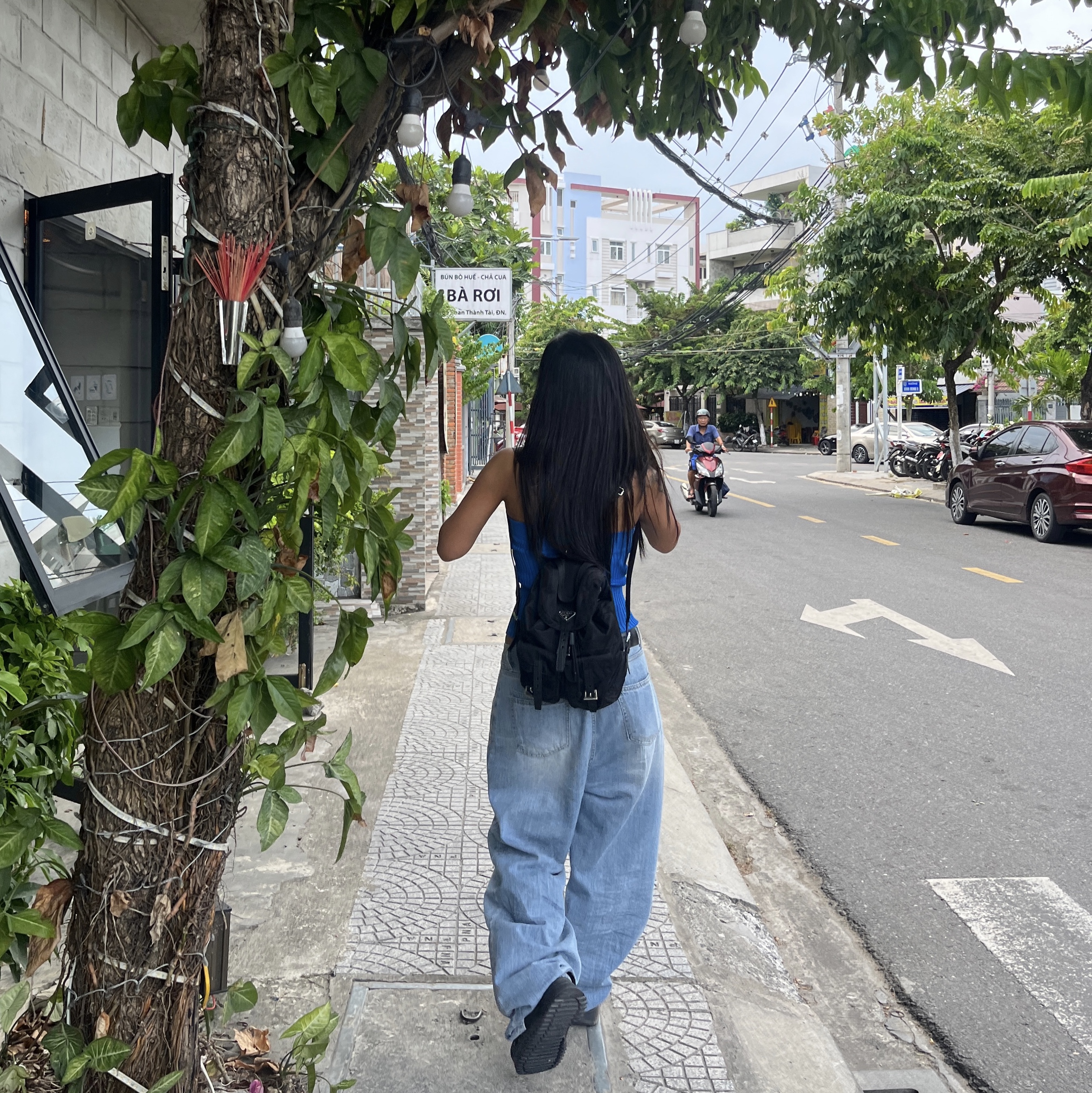 Prada Re-Nylon Small Backpack Black, Crocs Classic Hiker Clog Black 착용 스타일 - 2