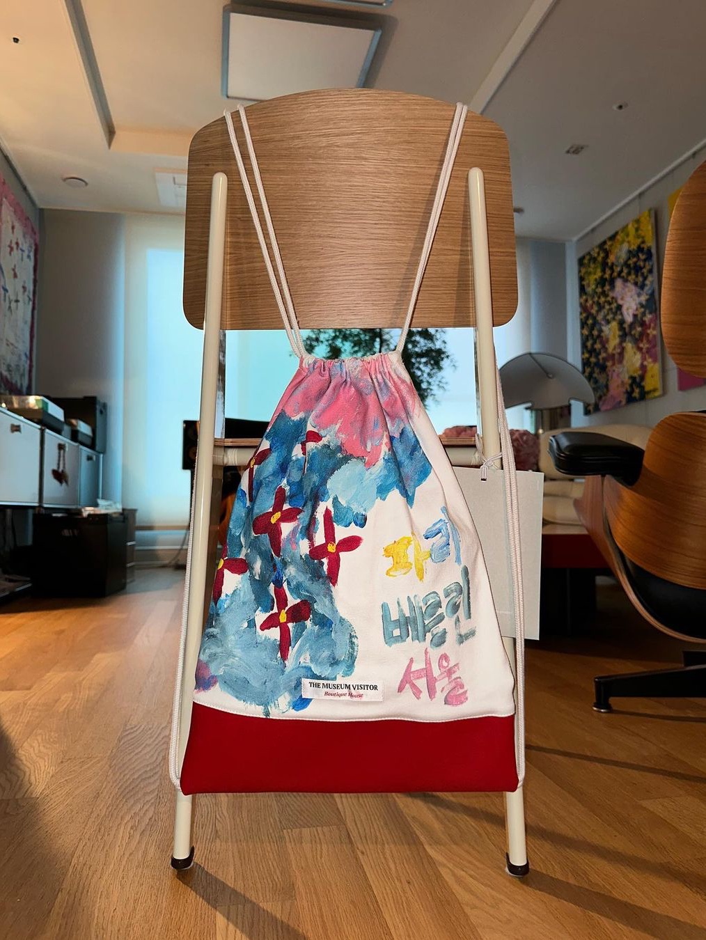The Museum Visitor Painting Art Printed Dust Bag 01 Red, The Museum Visitor Painting Art Printed Dust Bag 03 Blue 착용 스타일 - 2