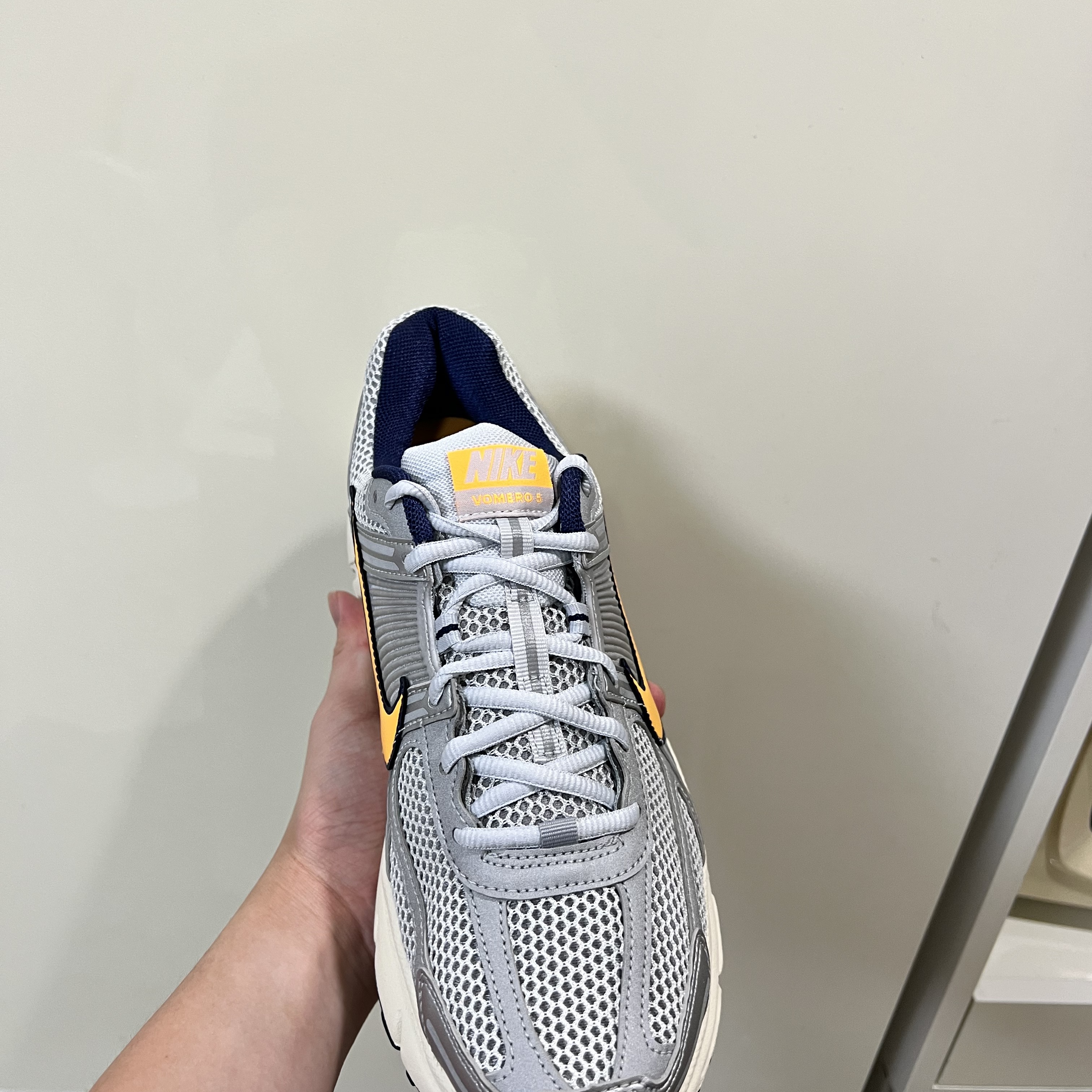 Nike Zoom Vomero 5 Pure Platinum and Laser Orange 착용 스타일 - 2